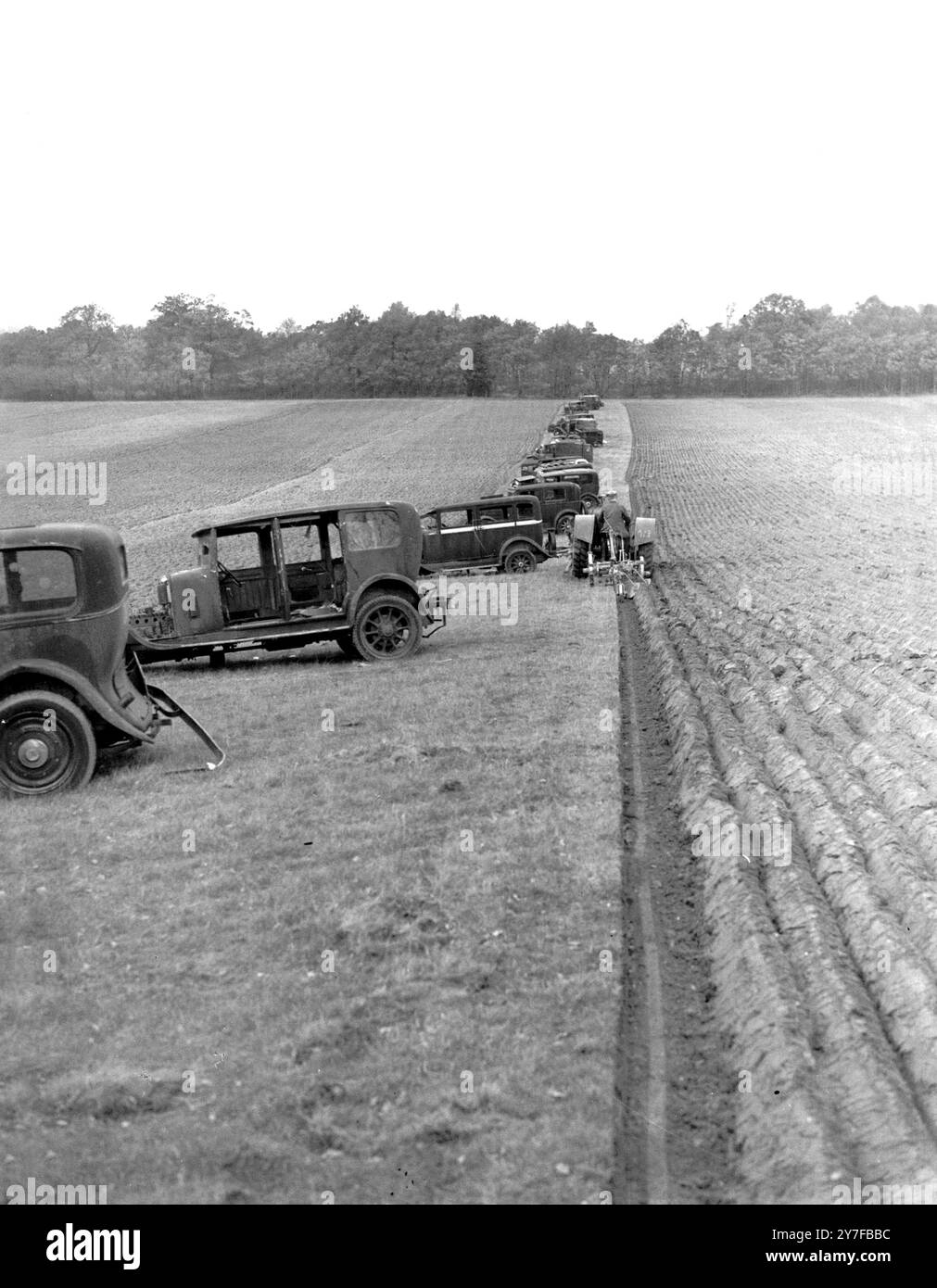Alte Autos wurden über Felder gestreckt, so dass sie nicht als Landeplatz für feindliche Flugzeuge genutzt werden konnten Stockfoto
