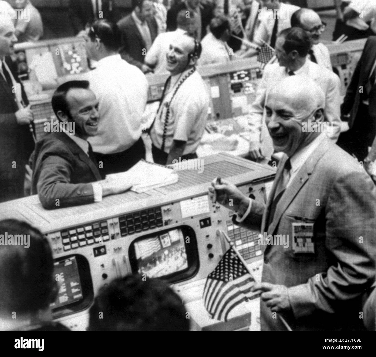 Robert R Gilruth Direktor der United States National Aeronautics and Space Administration Space Task Group am Mission Control Centre nach erfolgreicher Rückkehr des Apollo 10-Raumfahrzeugs zu den Kernpunkten. Houston, Texas - 27. Mai 1969 Stockfoto