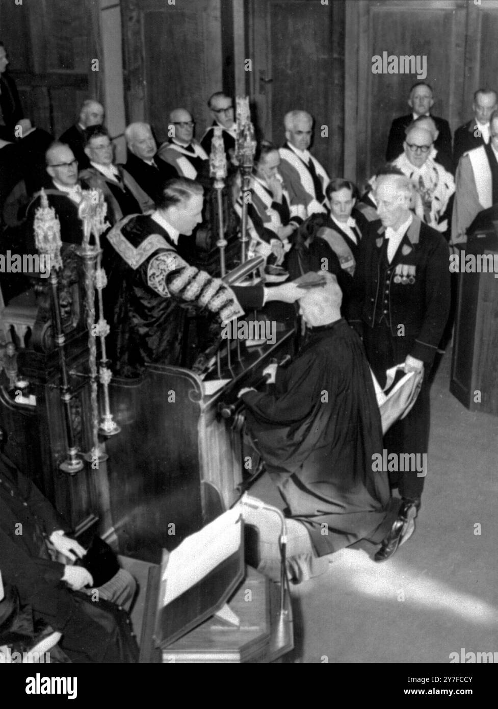 Michail A Sholochow, der Schriftsteller und Wissenschaftler der UdSSR, fotografiert hier, die L.L.D bei der Abschlussfeier an der St. Andrew's University, Fife, Schottland. Seine Gnade, der Herzog von Hamilton, links, verleiht ihm die Ehre. Scholochow ist der erste Russe der sowjetischen Ära, der den Ehrengrad einer britischen Universität erhielt. April 1962 Stockfoto