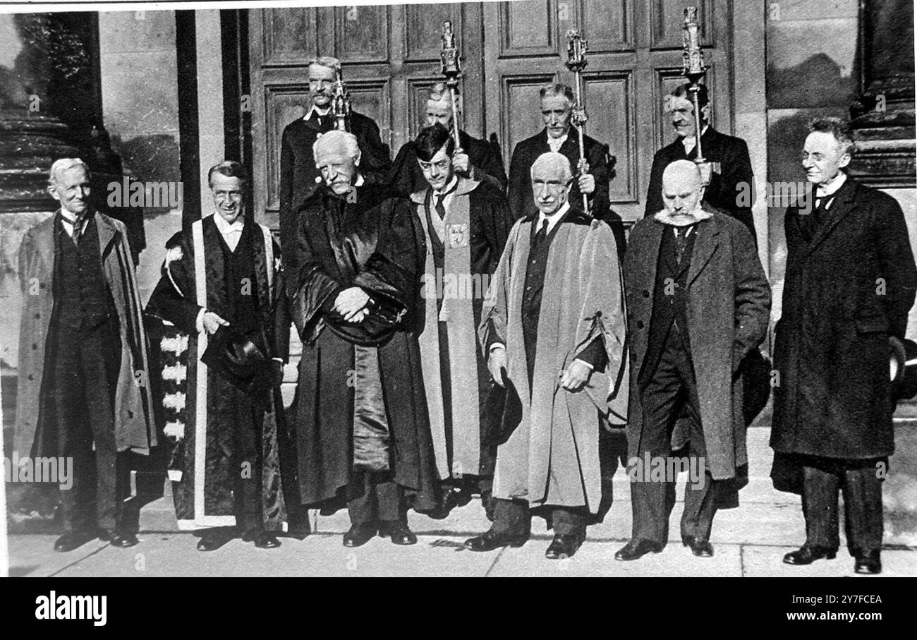 Norwegischer Forscher und Philanthrope als Lord Rector der St. Andrew's University: Dr. Fridtjof Nansen (dritter von links) in einer Gruppe anlässlich seiner Installation. 1926 Stockfoto