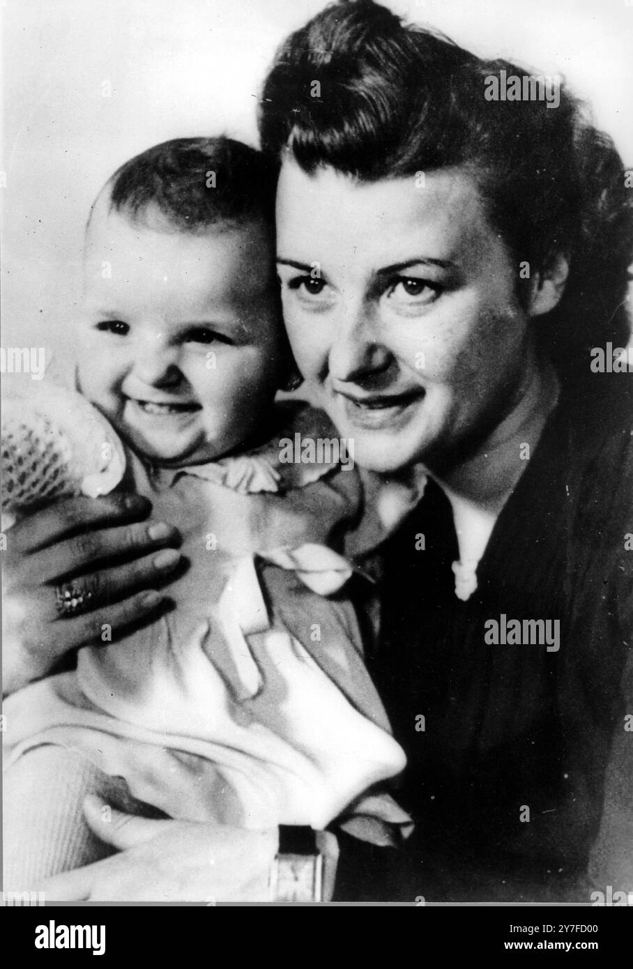 Eva Braun mit einem Kind Stockfoto