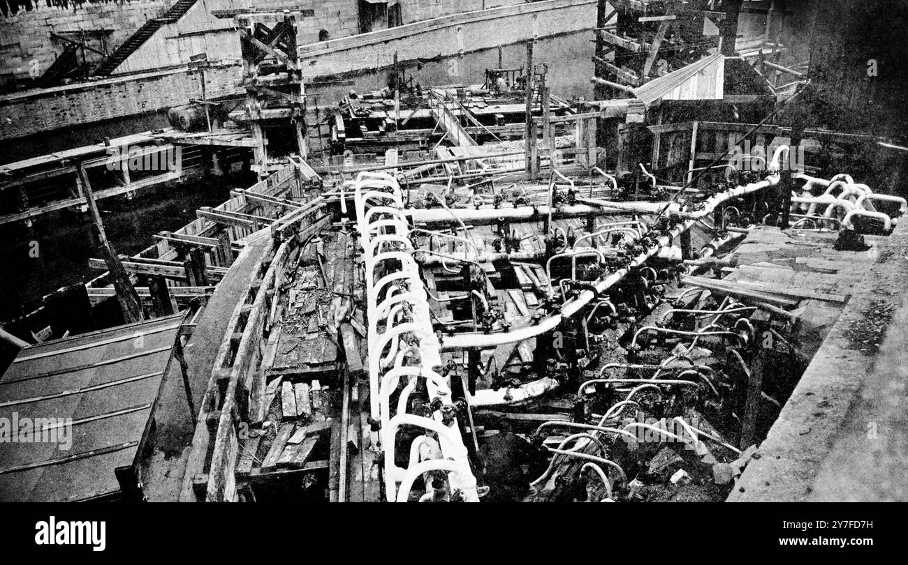 "Kühlung der Erde mit Hilfe eines riesigen Kühlschranks: Der Apparat in Paris." Diese Kühlvorrichtung wurde installiert, um die Erde um die neuen Werke der Pariser Metropolitan Railway zu kühlen. Es wird darauf hingewiesen, dass die Rohre trotz heißem Wetter schnell mit Frost bedeckt sind. Stockfoto