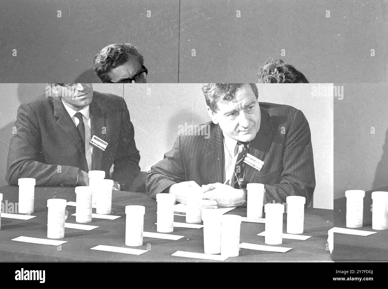 Professor S. K. Runcorn (University of Newcastle-upon-Tyne) rechts und Dr. G. Eglington (Bristol University) verließen das Studium der kostbaren Mondust, die am 21. Juli für die Crew von Apollo XI zurückgebracht wurde. London - 19. September 1969 Stockfoto