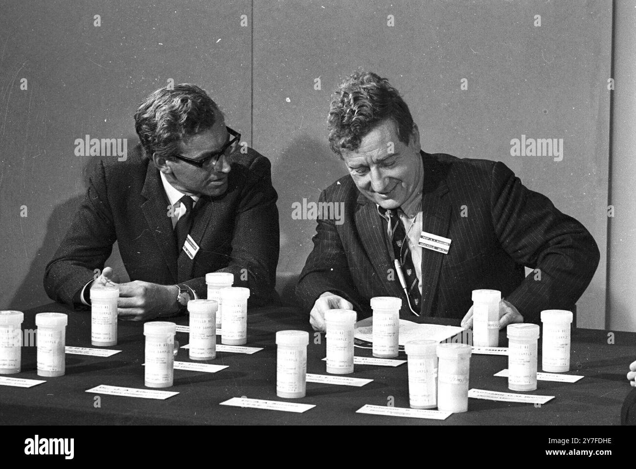 Professor S. K. Runcorn (University of Newcastle-upon-Tyne) rechts und Dr. G. Eglington (Bristol University) verließen das Studium der kostbaren Mondust, die am 21. Juli für die Crew von Apollo XI zurückgebracht wurde. London - 19. September 1969 Stockfoto