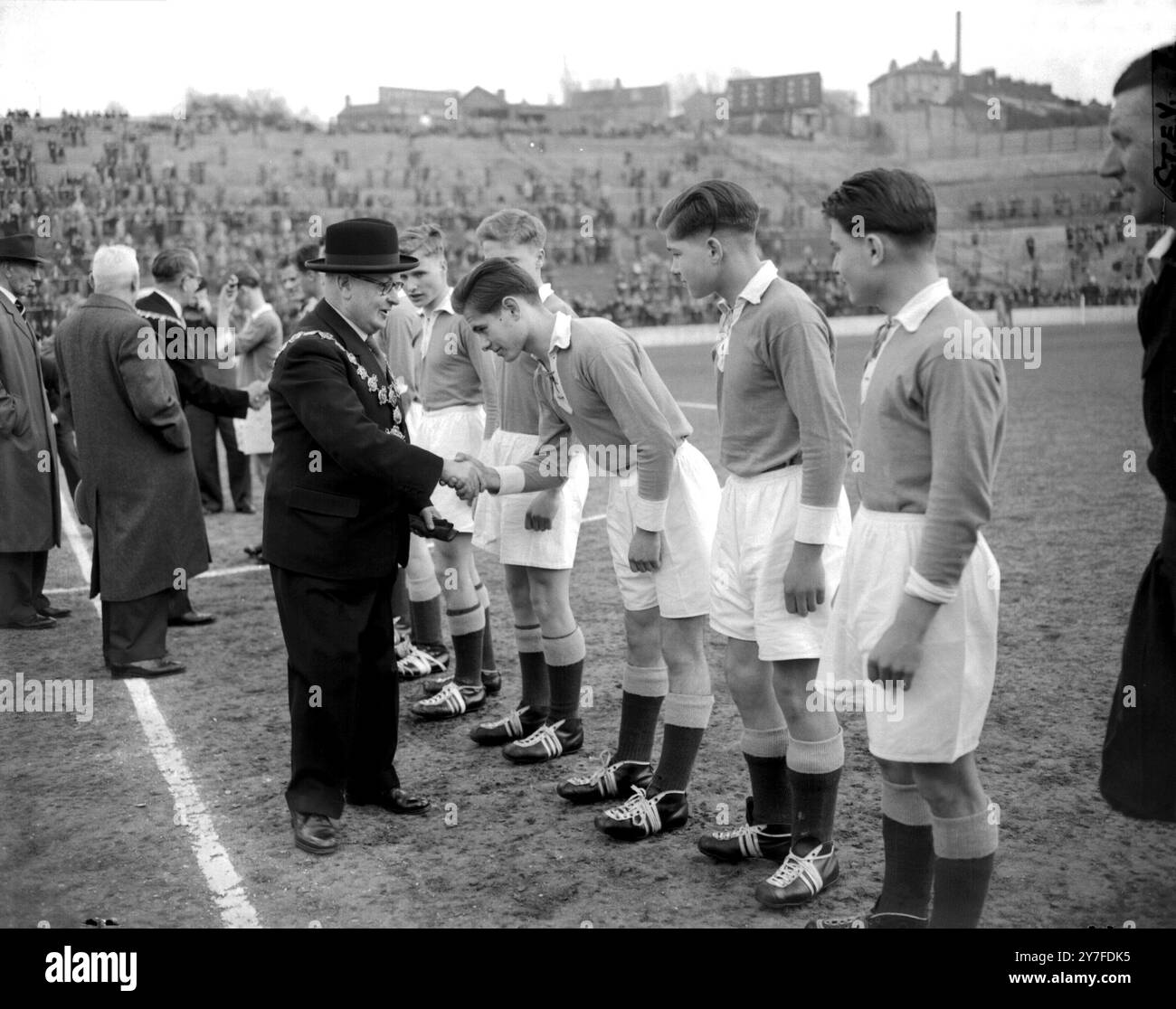 Der Bürgermeister von Greenwich, Alderman T L Dawes, schüttelt vor ihrem Spiel mit den Londoner Jungs im Valley, dem Londoner Fußballplatz des Charlton Athletic Football Clubs, die Hände vor. April 1955 Stockfoto