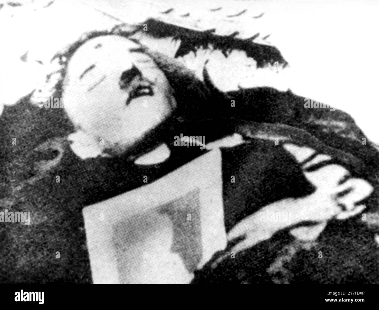 19 Jahre nach dem Krieg soll dieses Bild Adolf Hitlers Leiche in seinem unterirdischen Bunker zeigen. Das Bild soll von einem engen Mitarbeiter Hitlers aufgenommen worden sein, der im Bunker war, als er sich erschoss. Stockfoto