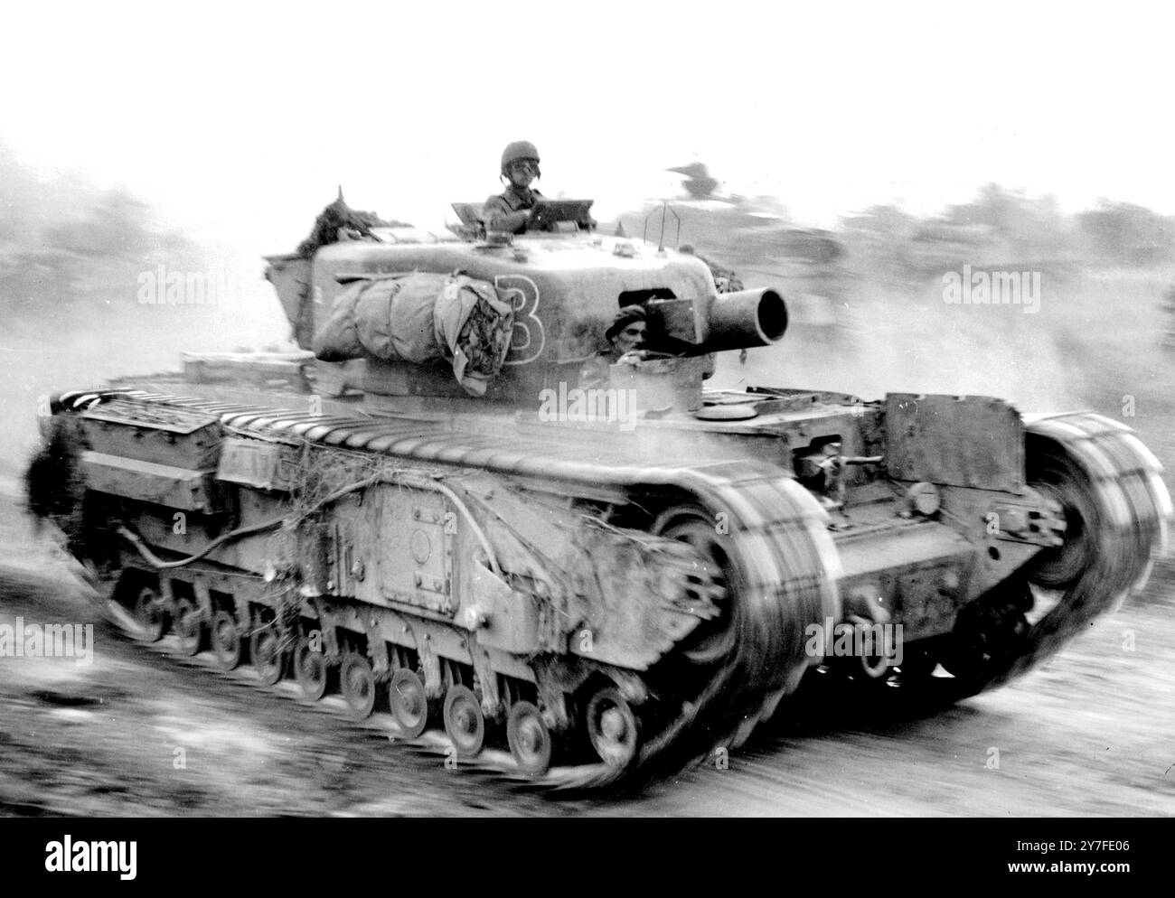 DER NEUE PANZER MACHT EIN BEEINDRUCKENDES Bild dieses bemerkenswerte Bild des Petard wurde aufgenommen, als er an der Westfront inmitten anderer Rüstungen in die Schlacht stürzte. Petard ist der unbekannte Name der AVRE. Es ist die Hauptausrüstung der Royal Engineers und soll eine Besatzung von Ingenieuren und Spezialsprengstoffen für den Abriss aufnehmen. Die Hauptbewaffnung ist ein spezieller Mörtel, der im Turm montiert ist und ein großes Gewicht Sprengstoff gegen Betonblockhäuser und andere harte Verteidigungsanlagen schleudern kann Stockfoto