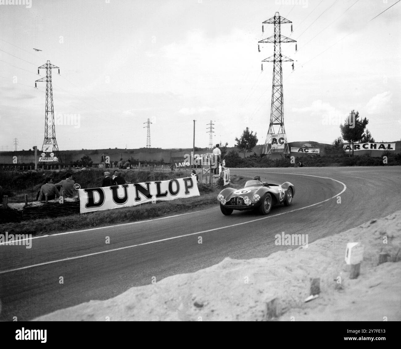 24-Stündiges Le Mans Langstreckenrennen. Auto Nr. 26 - der Aston Martin wird vom Team Abecassis und Salvadori gefahren. 1953. Stockfoto