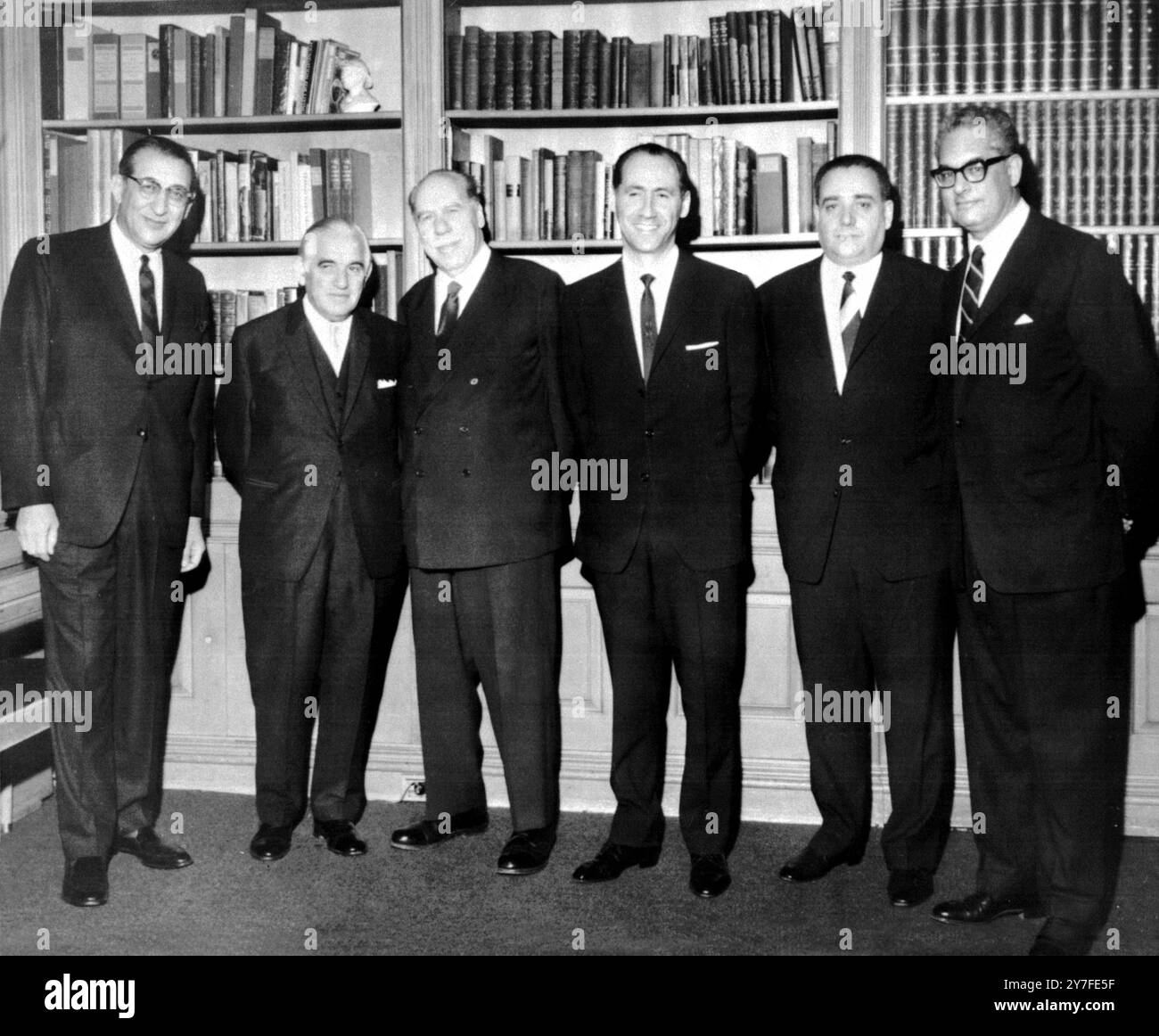 Auf den Bildern vor dem Mittagessen des United Jewish Appeal Fund in New York sind von links nach rechts: Max M Fisher aus Detroit, General Chairman der UJA; Sir Isaac Wolfson; Gunnar Josephson, Schweden; Max Mazin, Spanien; Werner Nachman, Westdeutschland, und Rabbi Herbert A. Friedman. Nach der Auszeichnung beim Mittagessen nehmen die Gäste an der 29. Nationalen Konferenz Teil. Die UJA trifft sich, um ihre landesweiten Ziele für 1967 festzulegen, um jüdischen Einwanderern in Israel und bedürftigen Juden in 30 anderen Ländern im Ausland zu helfen. Dezember 1966. Stockfoto
