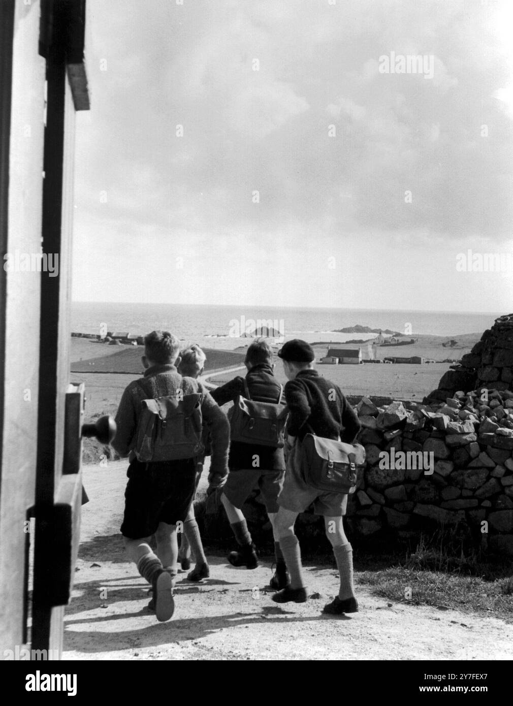 Jungs kommen aus der Schule. Shetland . Fair Isle. Schottland. Stockfoto