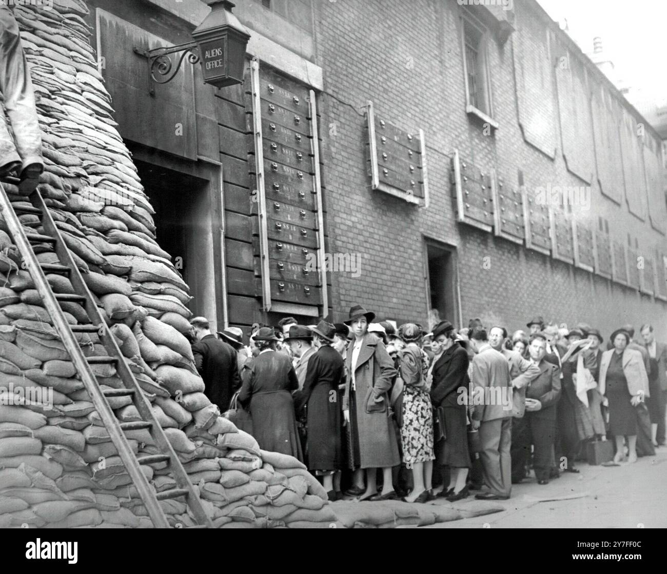 Kriegskrise - Menschen mit ausländischer Staatsangehörigkeit warten darauf, sich beim Ausländeramt in der Bow Street in London anzumelden. September 1939 Stockfoto