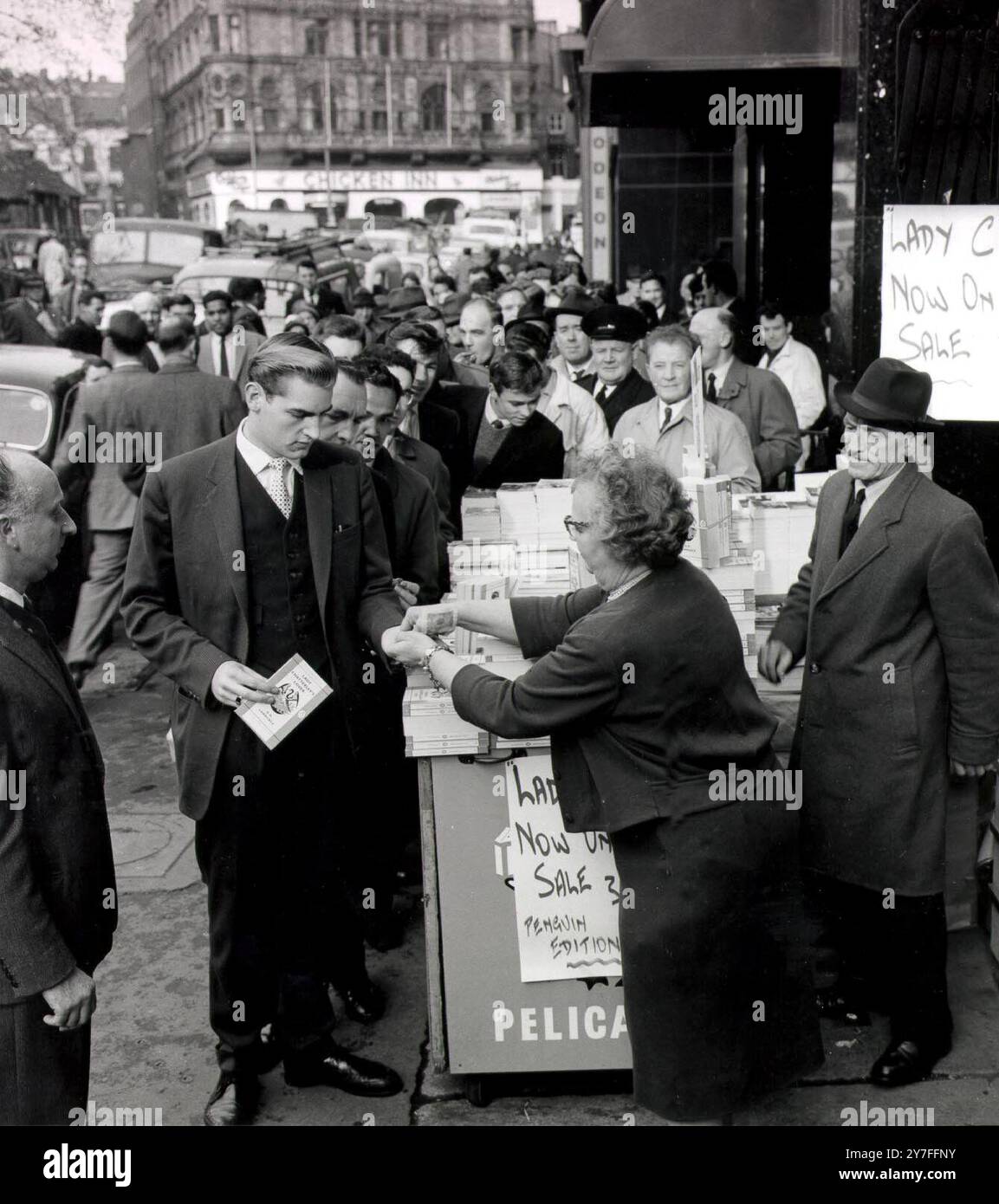 ALS LADY CHATTERLEY'S LOVER AM 10. NOVEMBER 1960 IN DEN VERKAUF KAM, NACHDEM SIE JAHRELANG WEGEN OBSZÖNITÄT VERBOTEN WORDEN WAR, ERSTRECKTEN SICH AM 10. NOVEMBER 1960 REIHEN VON POTENZIELLEN KÄUFERN UM DEN BLOCK Stockfoto