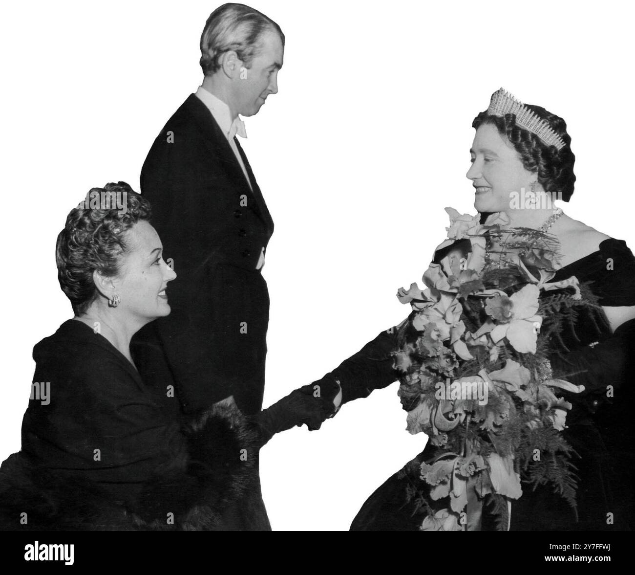 Queen Elizabeth, die Königin Mutter schüttelt die Hand mit der amerikanischen Filmschauspielerin Gloria Swanson bei der Royal Film Performance am Leiceister Square. London - 30. Oktober 1950 Stockfoto