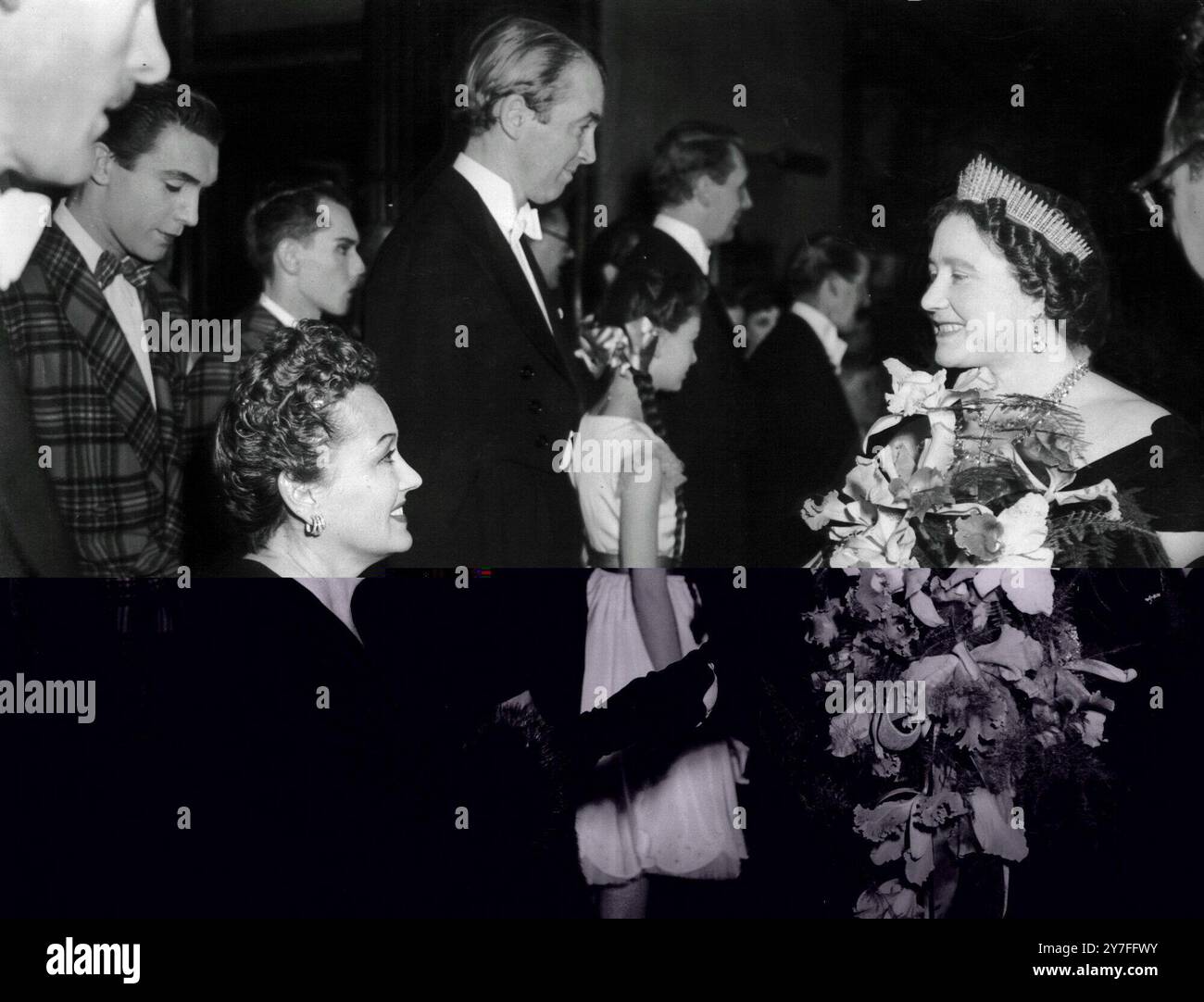 Queen Elizabeth, die Königin Mutter schüttelt die Hand mit der amerikanischen Filmschauspielerin Gloria Swanson bei der Royal Film Performance am Leiceister Square. London - 30. Oktober 1950 Stockfoto