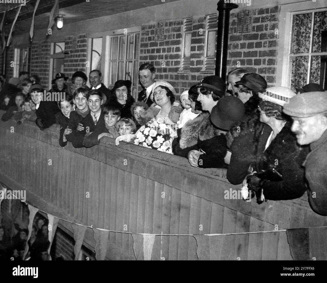 Ihre Majestät, Königin Elizabeth, die Königin Mutter eröffnete die Isle of Dogs, in der sich der Wohnblock der Gesellschaft im St. Hubert's House befindet. November 1936 Stockfoto