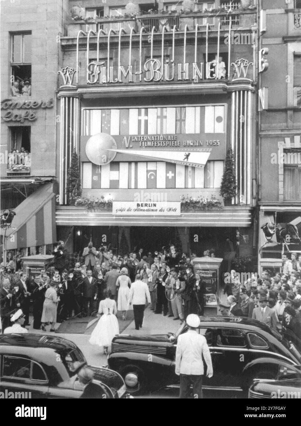 Die fünfte Eröffnung des West-Berlin-Filmfestivals, an der zahlreiche Filmstars und Produzenten teilnahmen. Dieses Bild zeigt den Eingang zum Filmtheater „Film Buehne Wien“, wo die Präsentationszeremonie stattfand. Sterne sind zu diesem Anlass zu sehen. Berlin - 26. Mai 1955 Stockfoto