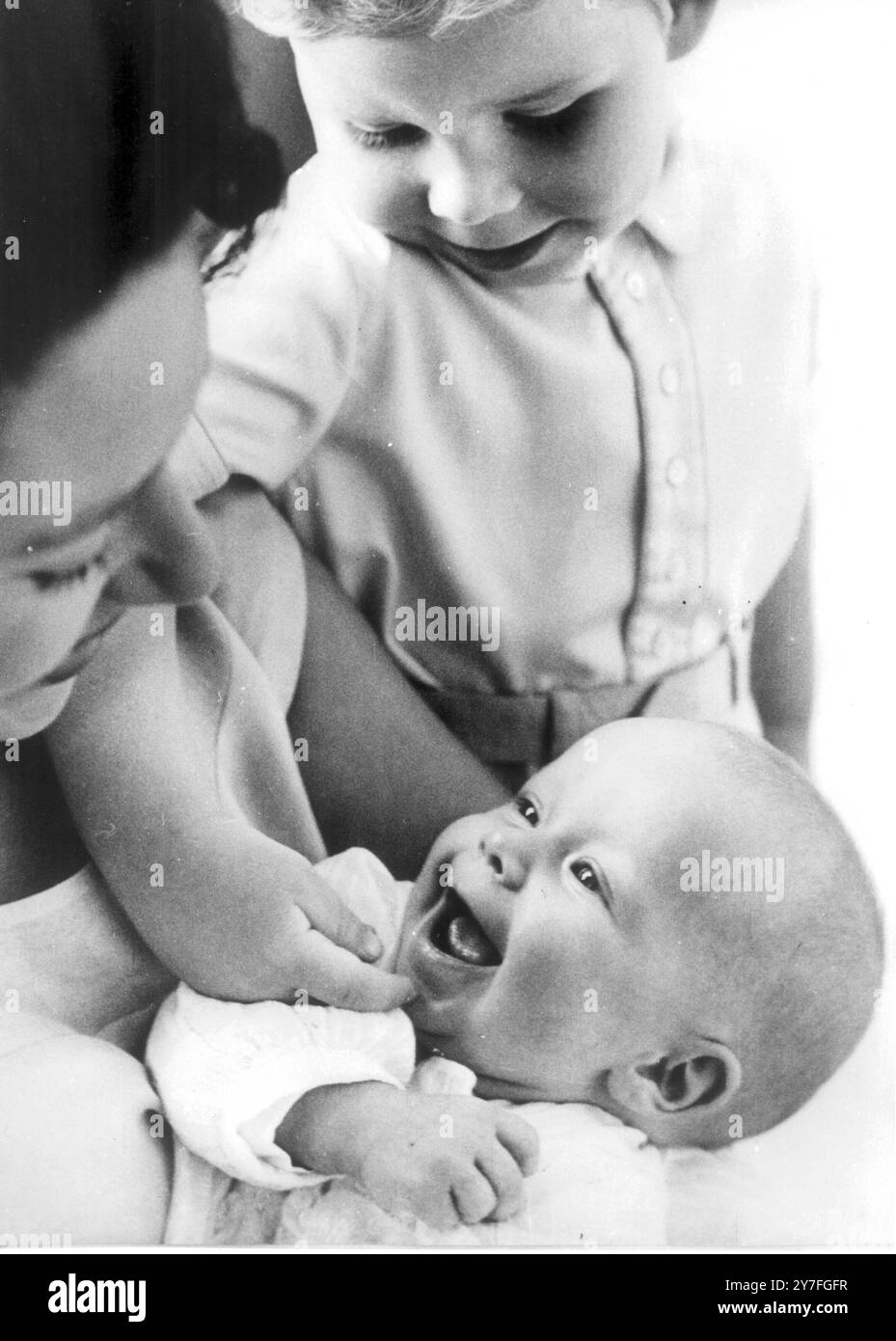 Prinzessin Margaret mit ihrer Tochter Lady Sarah Armstrong-Jones, die am 1. Mai 1964 geboren wurde. Juli 1964 Stockfoto