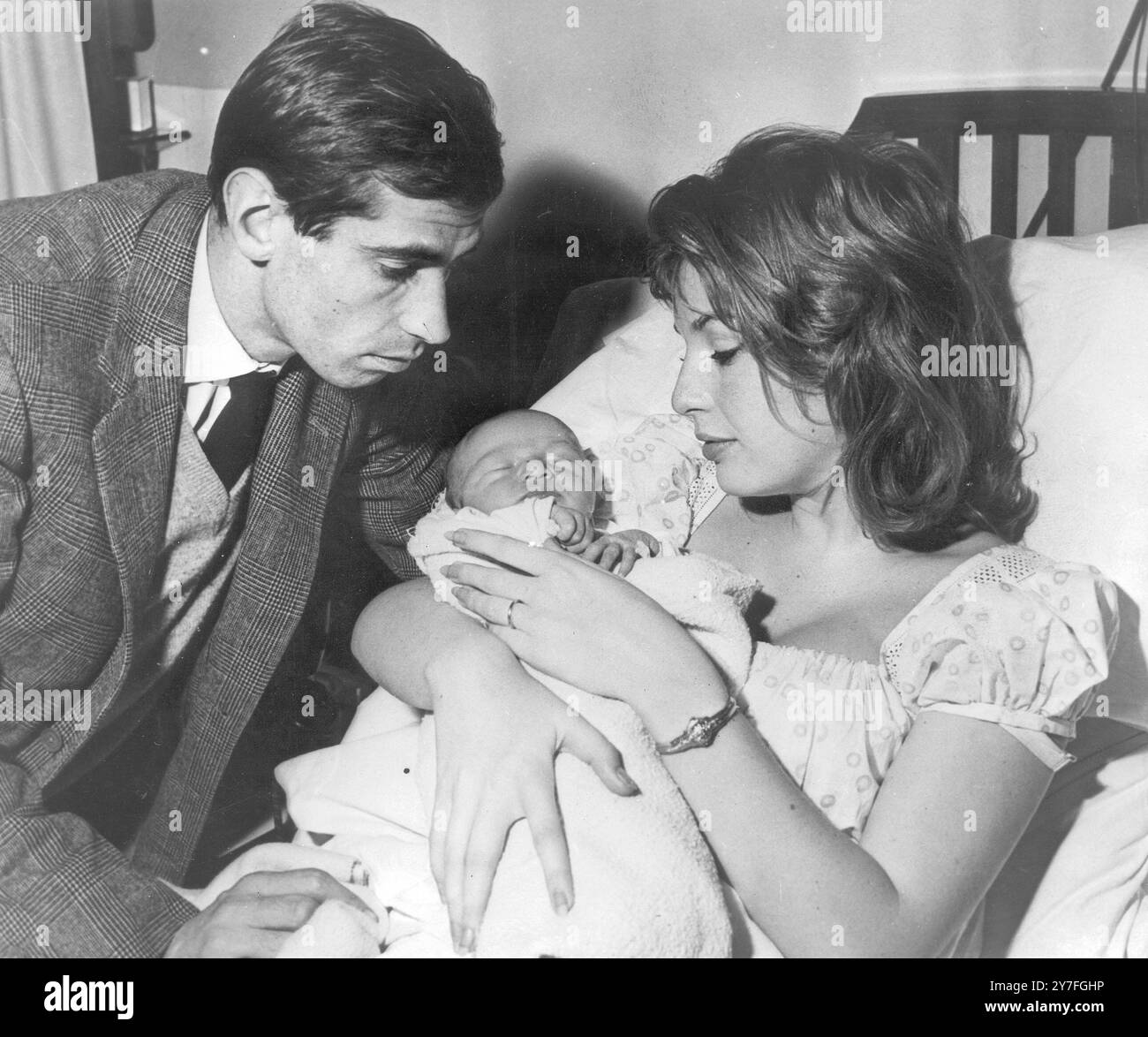 Roger Vadim mit seiner Freundin Anita Stroyberg und ihrer neugeborenen Tochter Nathalie. Dezember 1957 Stockfoto