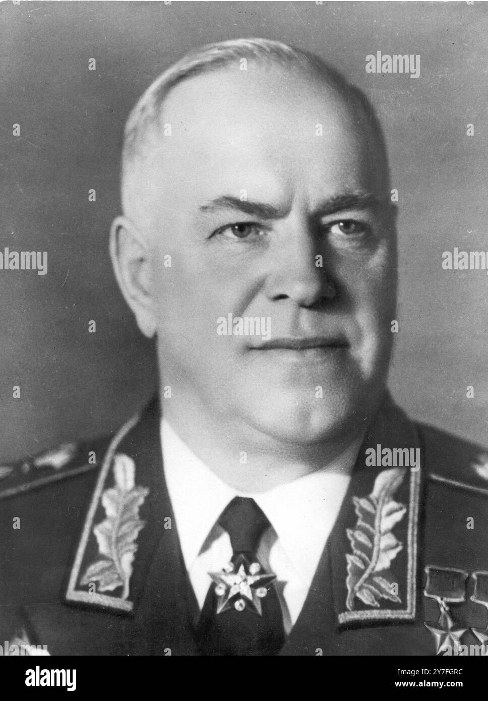 Marschall Georgi Schukow Russlands Verteidigungsminister und Soldat Nr. 1. Er führte russische Truppen während der Schlussphase des Zweiten Weltkriegs nach Berlin und war der erste professionelle Soldat, der die höchste Ebene der Parteiführung in der Sowjetunion erreichte. Es wird vermutet, dass er Chruschtschow bald ersetzen könnte. Juli 1957 Stockfoto