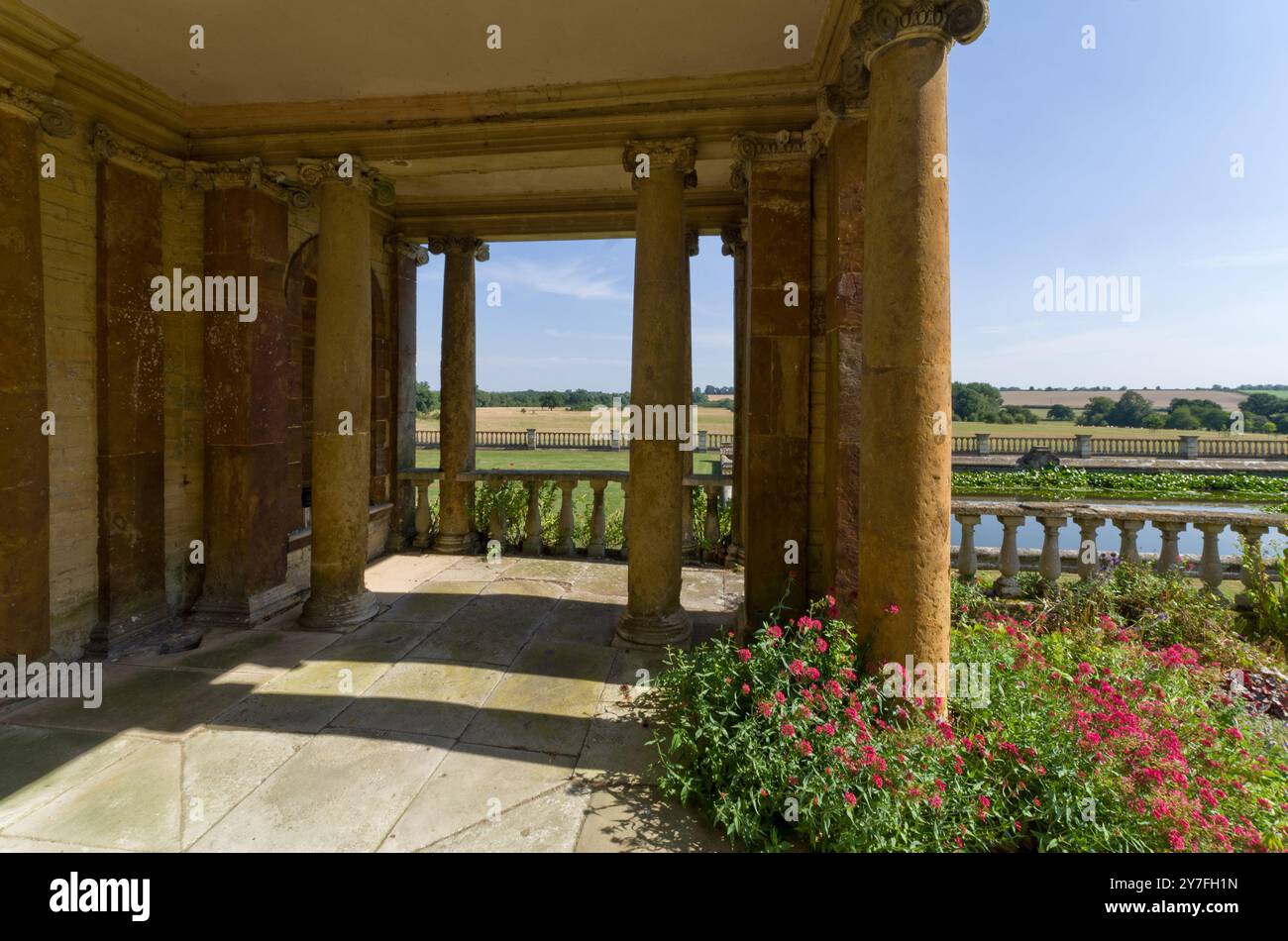 Historische Kolonnaden auf dem Gelände des Stoke Park Pavilions, Northamptonshire, Großbritannien; Überreste eines palladianischen Herrenhauses aus dem 17. Jahrhundert Stockfoto