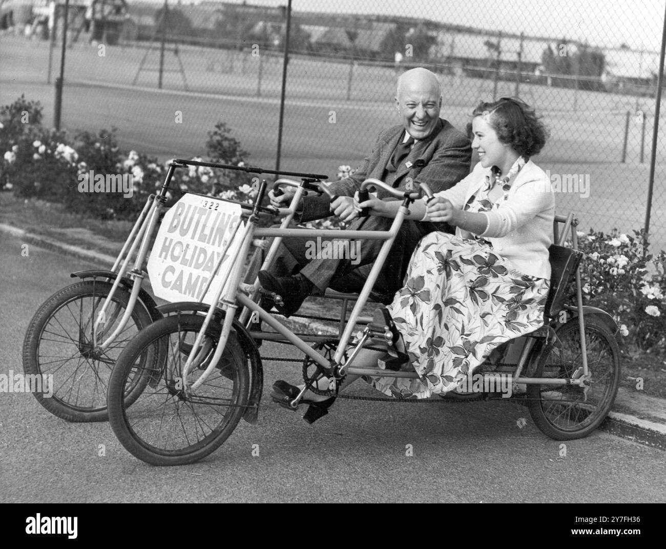 Mr. Hugh Dalton, der Kanzler des Herzogtums Lancaster, fährt mit Teresa Cox in einem Tretwagen im Butlins Holiday Camp in der Nähe von Filey, Yorkshire. September 1949 Stockfoto