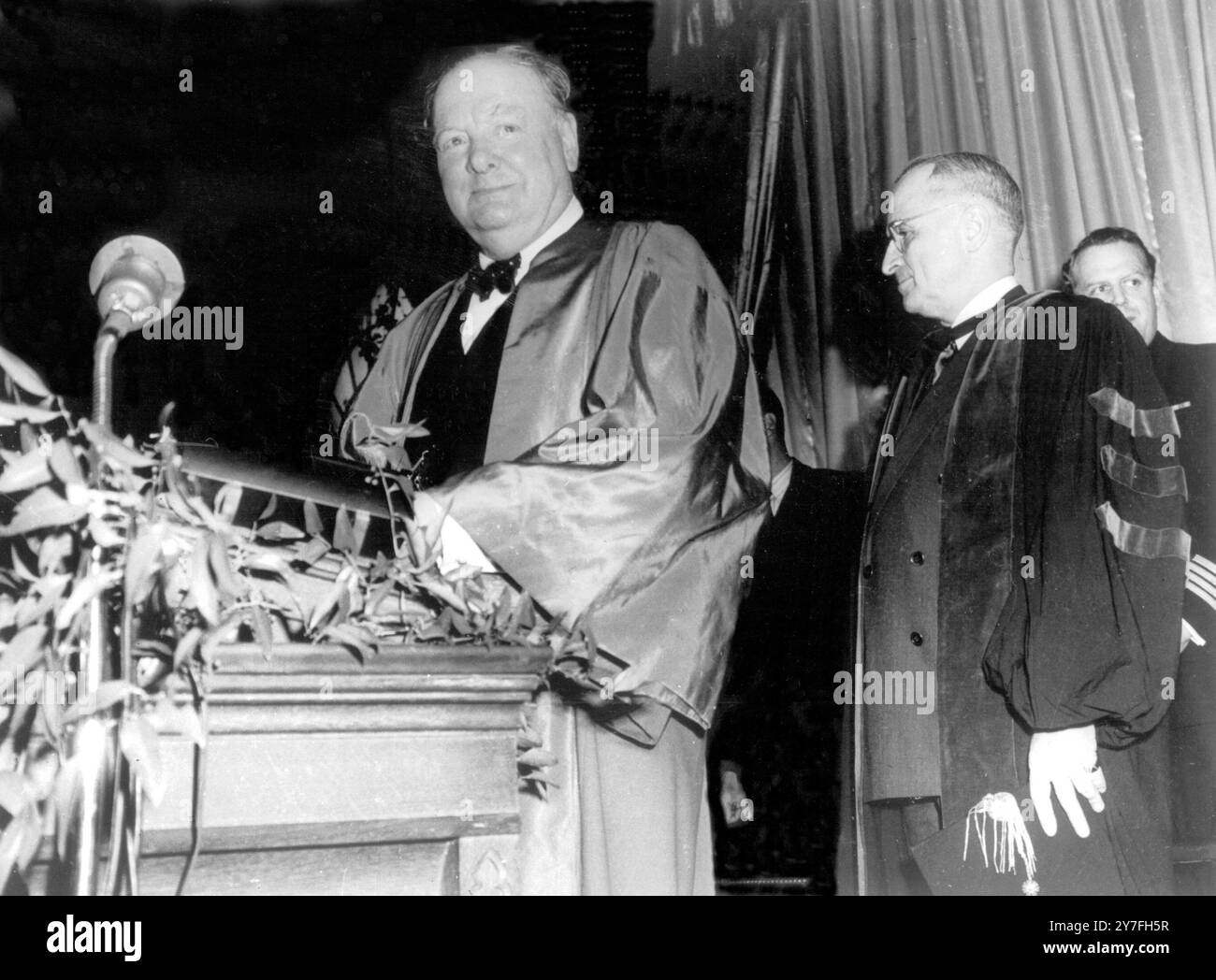 PRÄSIDENT PRÄSENTIERT CHURCHILL VOR WESTMINSTER-PUBLIKUM: Präsident Harry S. Truman (Hand verlängert) präsentierte den ehemaligen britischen Premierminister Winston Churchill vor seinem Publikum am Westminster College. Churchill rief zu einer dauerhaften anglo-amerikanischen Militärallianz auf, die eines Tages die gemeinsame Staatsbürgerschaft beinhalten könnte. 03-07-46. Stockfoto