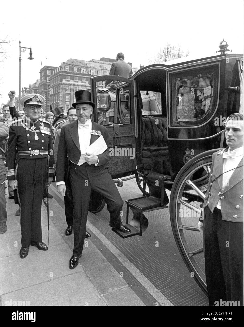 Der neue amerikanische Botschafter in Großbritannien, Walter Annenberg, betritt eine Landau außerhalb der amerikanischen Botschaft am Grosvenor Square. April 1969 Stockfoto