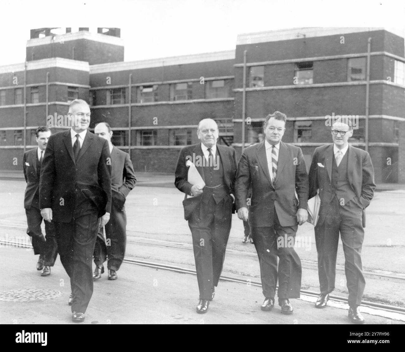 Linwood, Schottland das Werk der Press Steel Company in der Nähe von Glasgow, wo die neuen Karosserien für die Rootes Group New Baby Car produziert werden. L-R: J McGuiness, Dr. J.W. McFarlane, Lord Rootes und J.A. Keyden 1. Oktober 1960 Stockfoto