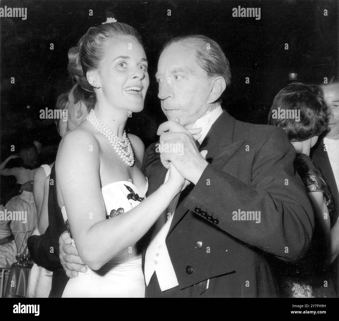 Der reichste Mann der Welt , Paul Getty , tanzt mit Miss Madelle Hegeler während seiner Einweihungsparty gestern Abend im Sutton Place in Surrey . Juli 1960 Stockfoto