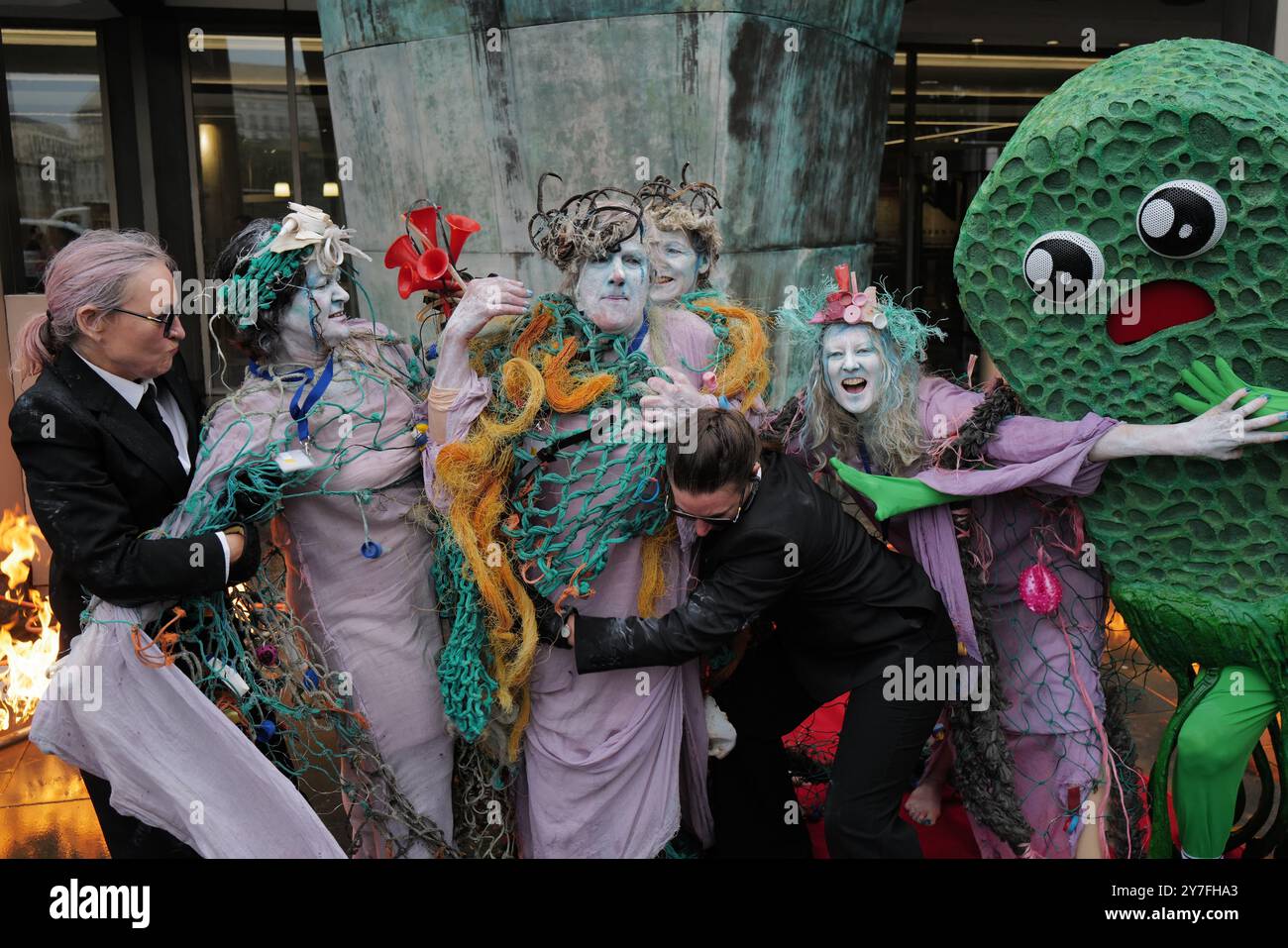 London, Großbritannien. 30. September 2024. Ocean Rebellion veranstaltet in Zusammenarbeit mit den Yes Men einen Theaterprotest im Hauptquartier der International Maritime Organization (IMO) in London. Ziel der Demonstration ist es, die Umweltgefahren von Flüssigerdgas und Grünwaschbemühungen großer Unternehmen hervorzuheben. Die Veranstaltung zeigt „Scrubby“, einen grünspülenden Emoji-Schwamm, der in einem Rolls-Royce ankommt und ein eindrucksvolles visuelles Statement abgibt, während Aktivisten zu stärkeren Maßnahmen gegen Meeresverschmutzung und Klimawandel aufrufen. Quelle: Joao Daniel Pereira/Alamy Live News Stockfoto