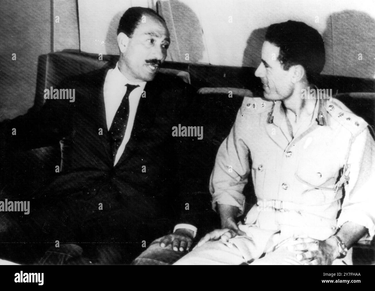 Anwar El Sadat auf der linken Seite, Mitglied des Obersten Exekutivkomitees der Arabischen Sozialistischen Union in Ägypten, spricht am 26. September 1969 mit dem Vorsitzenden des Revolutionsrates, Oberst Moammer Al Khadafy Stockfoto
