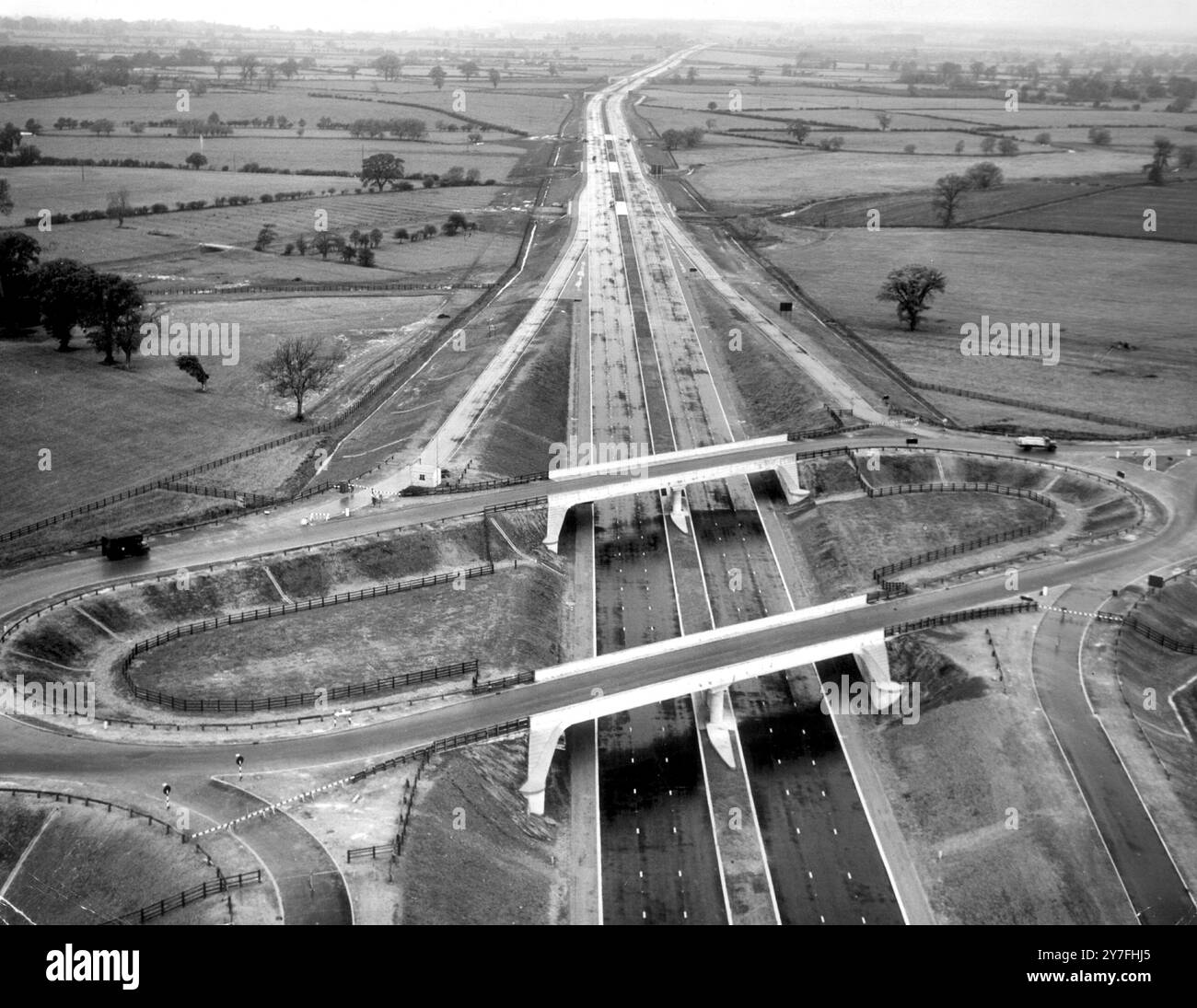 Erster Abschnitt des neuen Londoner Autobahns nach Yorkshire M1, der für den Verkehr bereit ist und den Kreisverkehr von Broughton an der Kreuzung mit den Dunstable Road und newport Pagnell Road 1959 zeigt Stockfoto