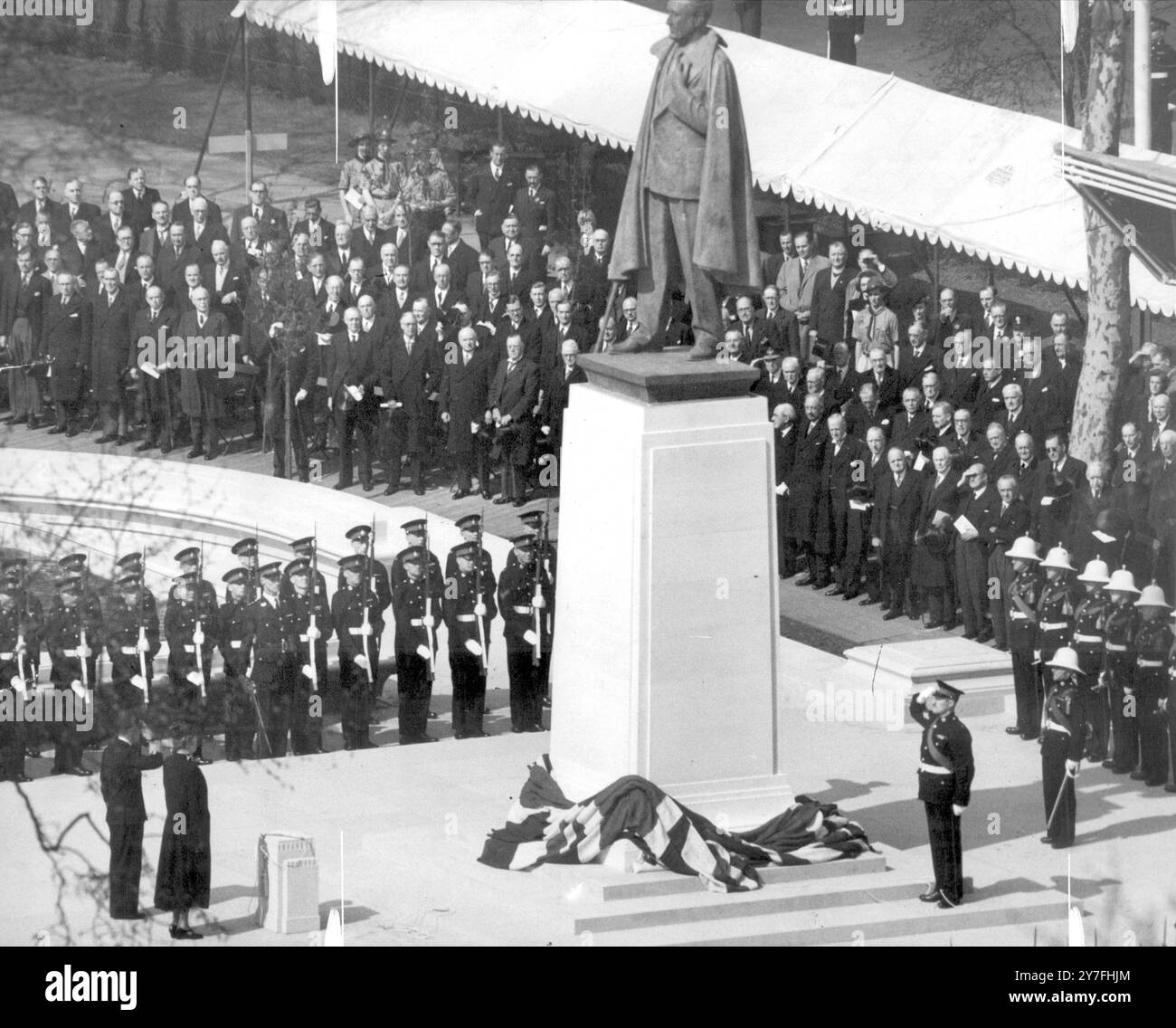 Gruß an US-Präsident Franklin D. Roosevelt. Nach der Enthüllung der Gedenkstätte für den Präsidenten durch Frau Eleanor Roosevelt auf dem Grosvenor Square ist Frau Roosevelt am Fuß der Statue mit König Georg VI. April 1948 zu sehen Stockfoto