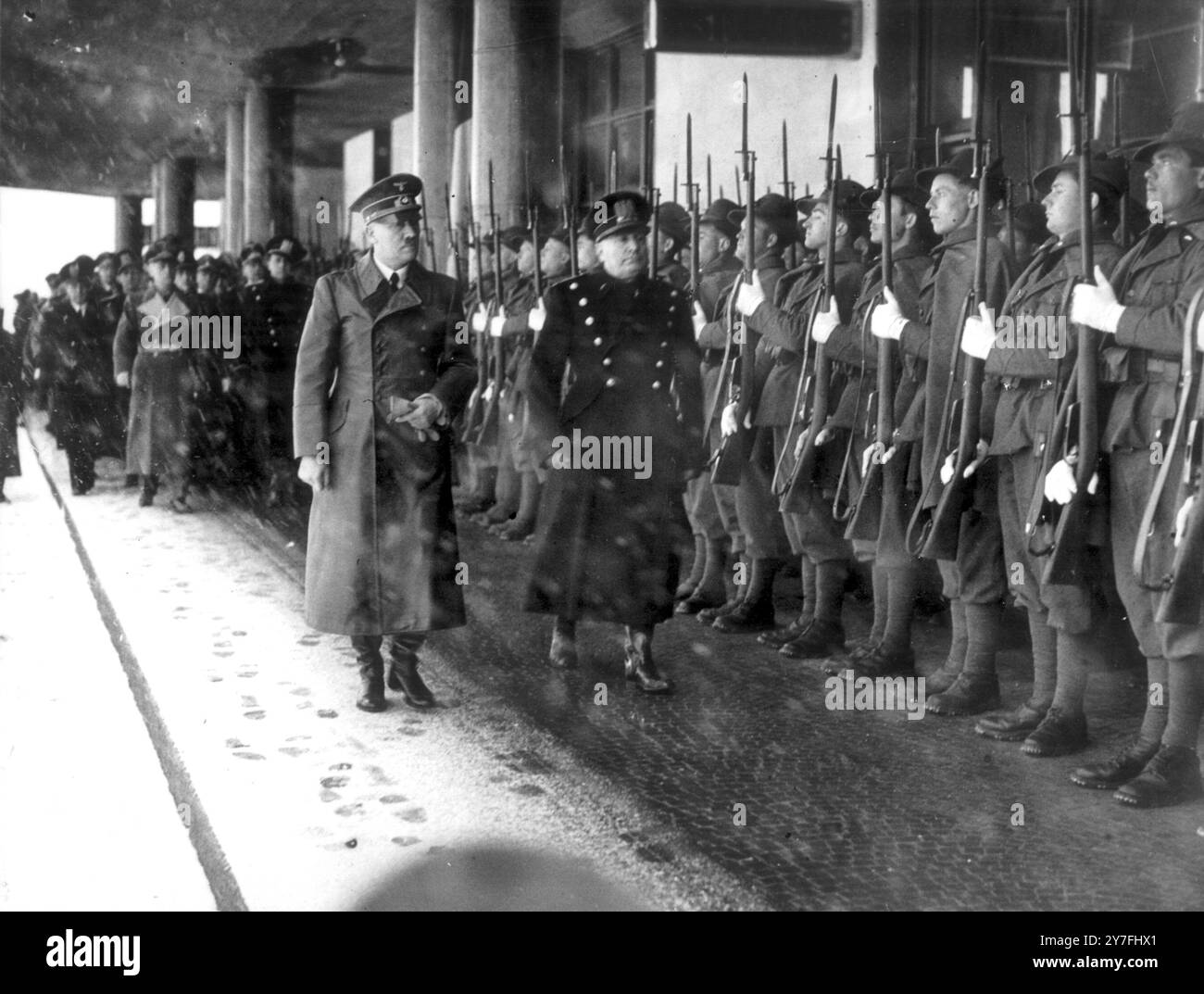 Der Brennerpass - Tor nach Italien - hat in ihrer Geschichte immer eine wichtige Rolle gespielt, das ist er nicht lange Zeit frustrierte Mussolini, indem er seine Truppen schnell auf den Brenner setzte, den ersten Versuch der Nazi-Putch in die Luft Österreich, heute der kleine Alpenbahnhof Brennero, war gerade Schauplatz eines Treffens zwischen den beiden Diktatoren Europas was das Schicksal beider Länder oder die Geschichte Europas verändern könnte Foto zeigt Hitler und Mussolini Überprüfung der Ehrenwache der alpinen Truppen, die im tiefen Schnee vor dem Brennerbahnhof, später der Achse, aufgestellt wurden die Partner sprachen für zweieinhalb Ho Stockfoto