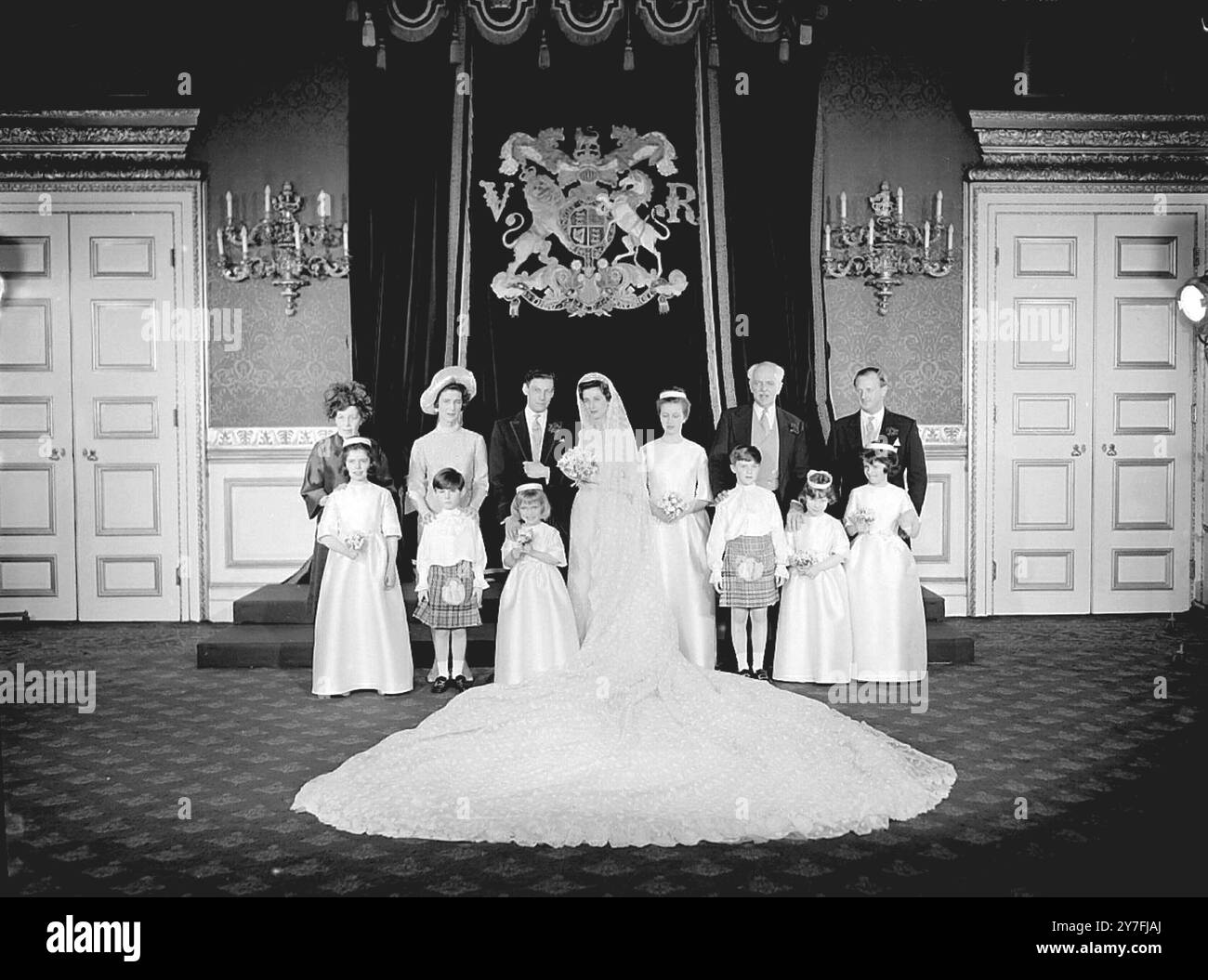 Die Hochzeitsgruppe posierte im Thronsaal des St. Jame's Palace nach der heutigen Hochzeit von Prinzessin Alexandra von Kent mit dem Hr. Angus Ogilvy , 34 , Sohn eines schottischen Earls in Westminster Abbey . In der ersten Reihe von links nach rechts : Doune Ogilvy 10 , David Ogilvy 5 , Kinder von Lord Ogilvy dem älteren Bruder des Bräutigams , Erzherzogin Elisabeth von Österreich 6 , Simon Hay 7 Jahre alter Sohn von Sir Phillip Hay , Privatsekretär von Prinzessin Marina , Georgina Butters 7 Gotochter der Braut , Emma Tennant 9 Nichte des Bräutigams . Von links nach rechts hinten: Counbtess of Airlie, Bräutigam Mutter, Prin Stockfoto