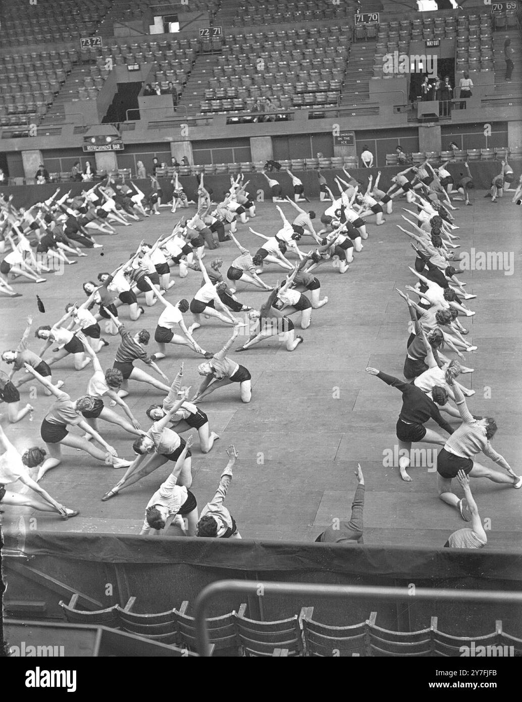 Mitglieder der Women's League of Heath and Beauty, die sich in Empire Pool, Wembley, auf die erste große Kundgebung in Friedenszeiten vorbereiten. London - 1. Juni 1946 Stockfoto