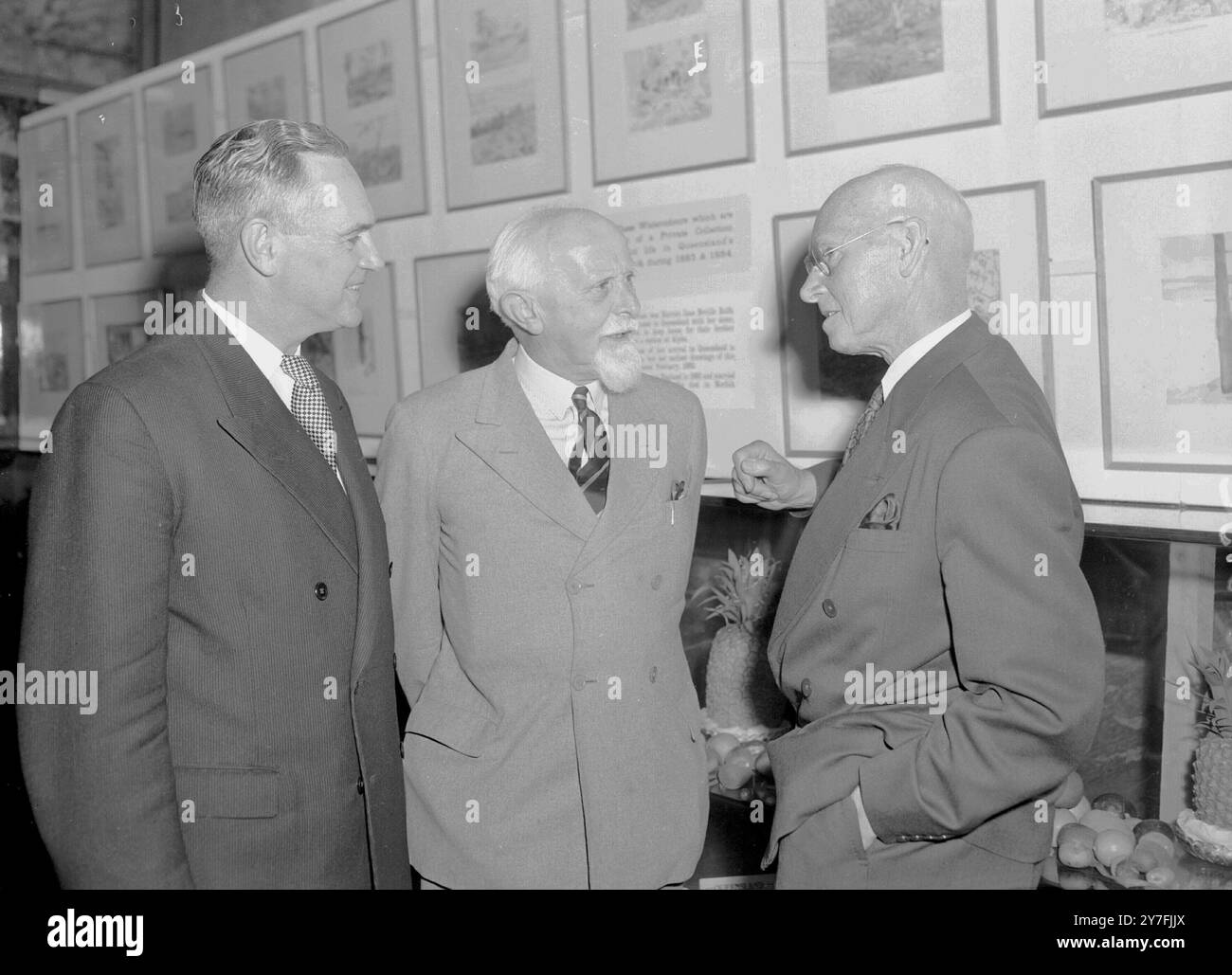 Von links nach rechts: David J Muir, Generalagent für Queensland, Clement Ingleby, Sohn von Harriet Jane Neville Rolfe und Besitzer der Gemälde und Sir William Russell Flint, dem Künstler. August 1959 Stockfoto