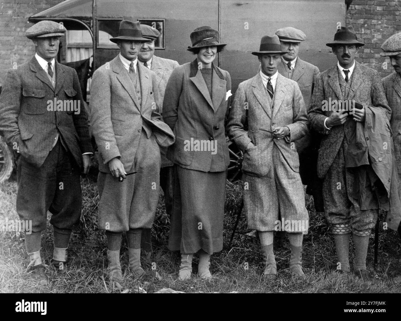 Earl Pembroke unterhält im Wilton House von links nach rechts Greig, Prinz Henry, Lord Edward Grosvenor, Countess of Pembroke, Duke of York, Captain Bullock, Lord Pembroke, Viscount Ednam, Lord Ivor Churchill, Lady Wilson, Viscount Molyneux und Sir Henry Wilson. Oktober 1920 Stockfoto