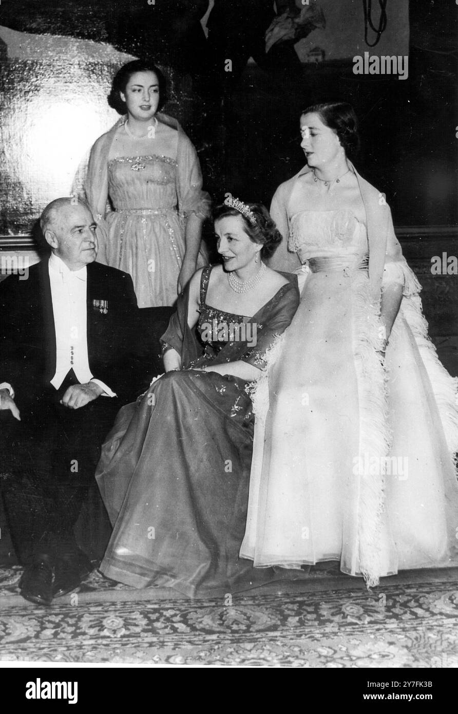 Beim Coming Out Dance von Lady Ruth Fermoy für ihre beiden Töchter, die 18-jährige Mary Roche, die 1952 Debütantin war, und Frances Roche, 17, die dieses Jahr herauskam. Links zu R, Lord Fermoy, Mary, Lady Fermoy und Frances. Mai 1953 Stockfoto