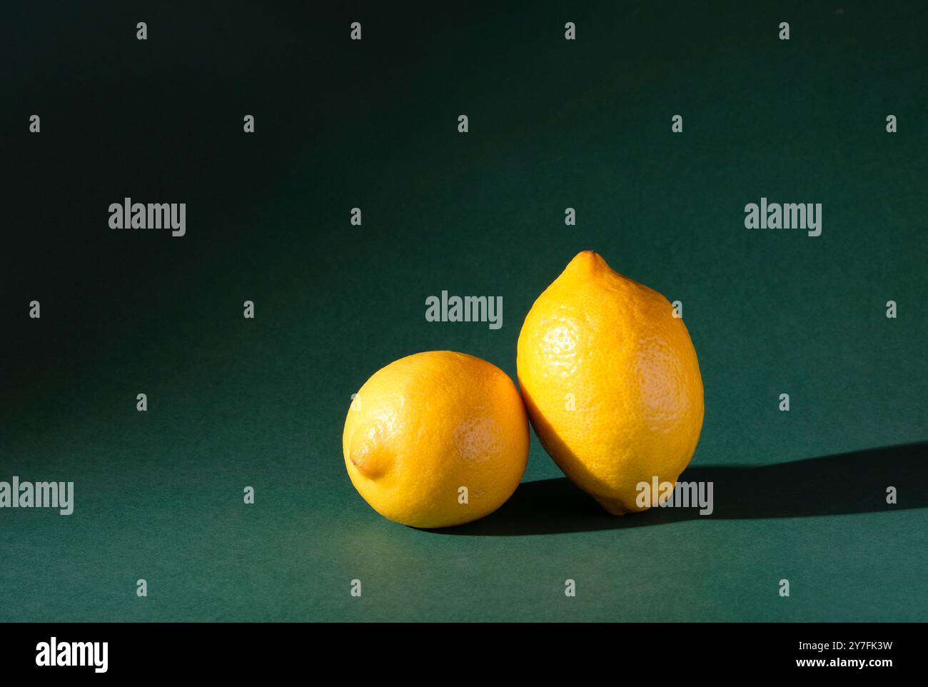 Gelbe Zitronen auf grünem Hintergrund Stockfoto