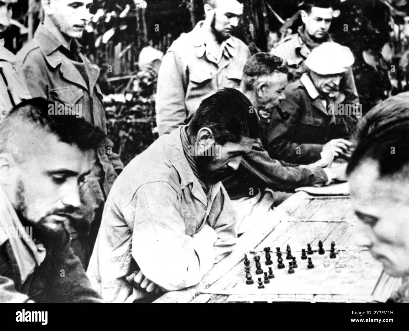 Kriegsgefangene der französischen Union im SchachIndo-China Viet-Minh Gefangenenlager hinter den Linien zeigt französische Kriegsgefangene beim Schachspielen. 26. Mai 1954 Stockfoto