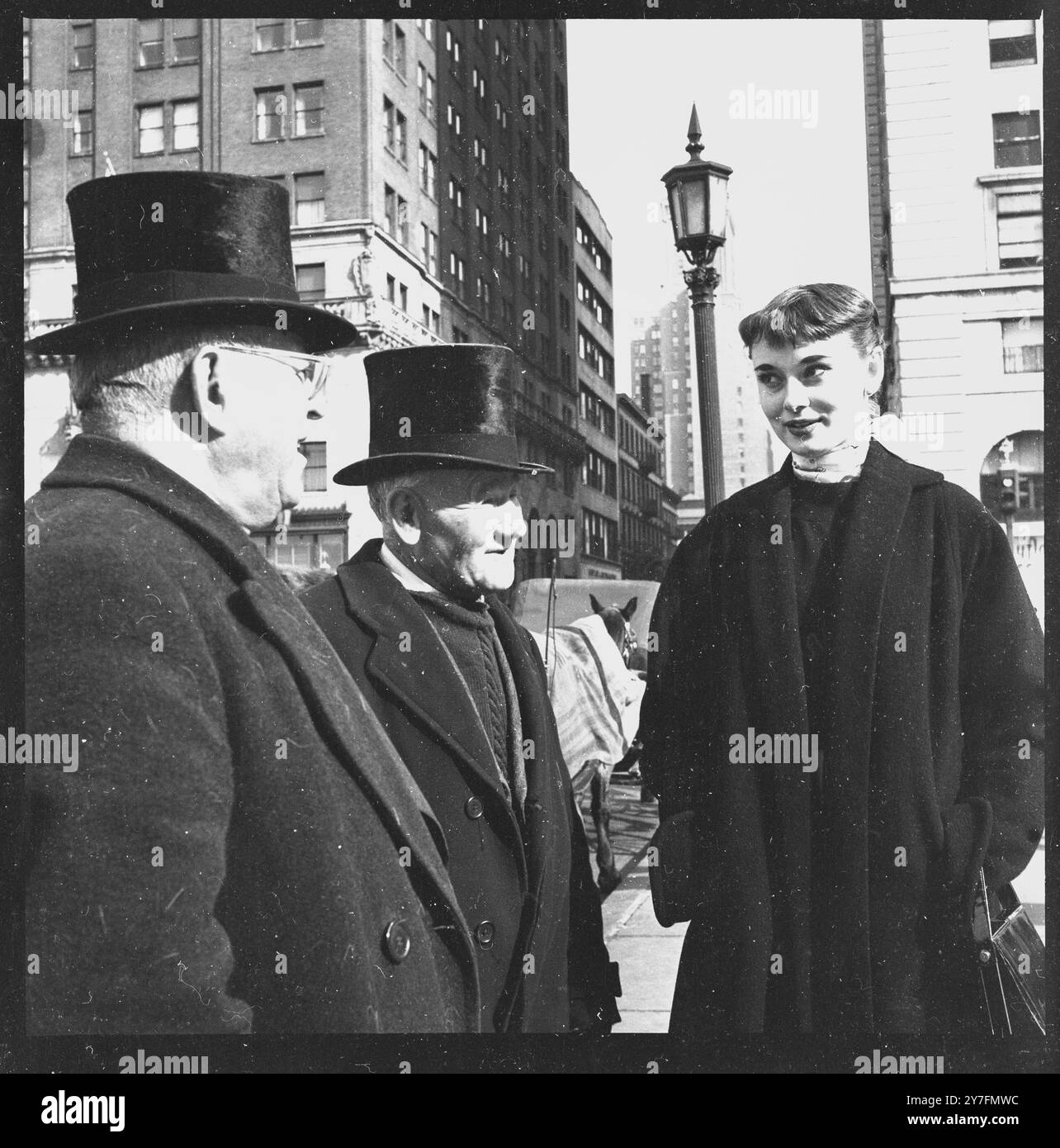 Audrey Hepburn besuchte 1952 New York, USA, wo sie 1952 in Gigi am Broadway in New York spielte. Sie ist auf dem Pferdekutschenstand am Central Park, Manhattan. Foto von George Douglas Stockfoto