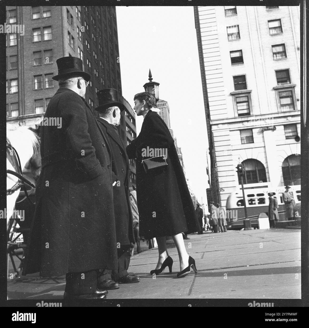 Audrey Hepburn besuchte 1952 New York, USA, wo sie 1952 in Gigi am Broadway in New York spielte. Sie ist auf dem Pferdekutschenstand am Central Park, Manhattan. Foto von George Douglas Stockfoto