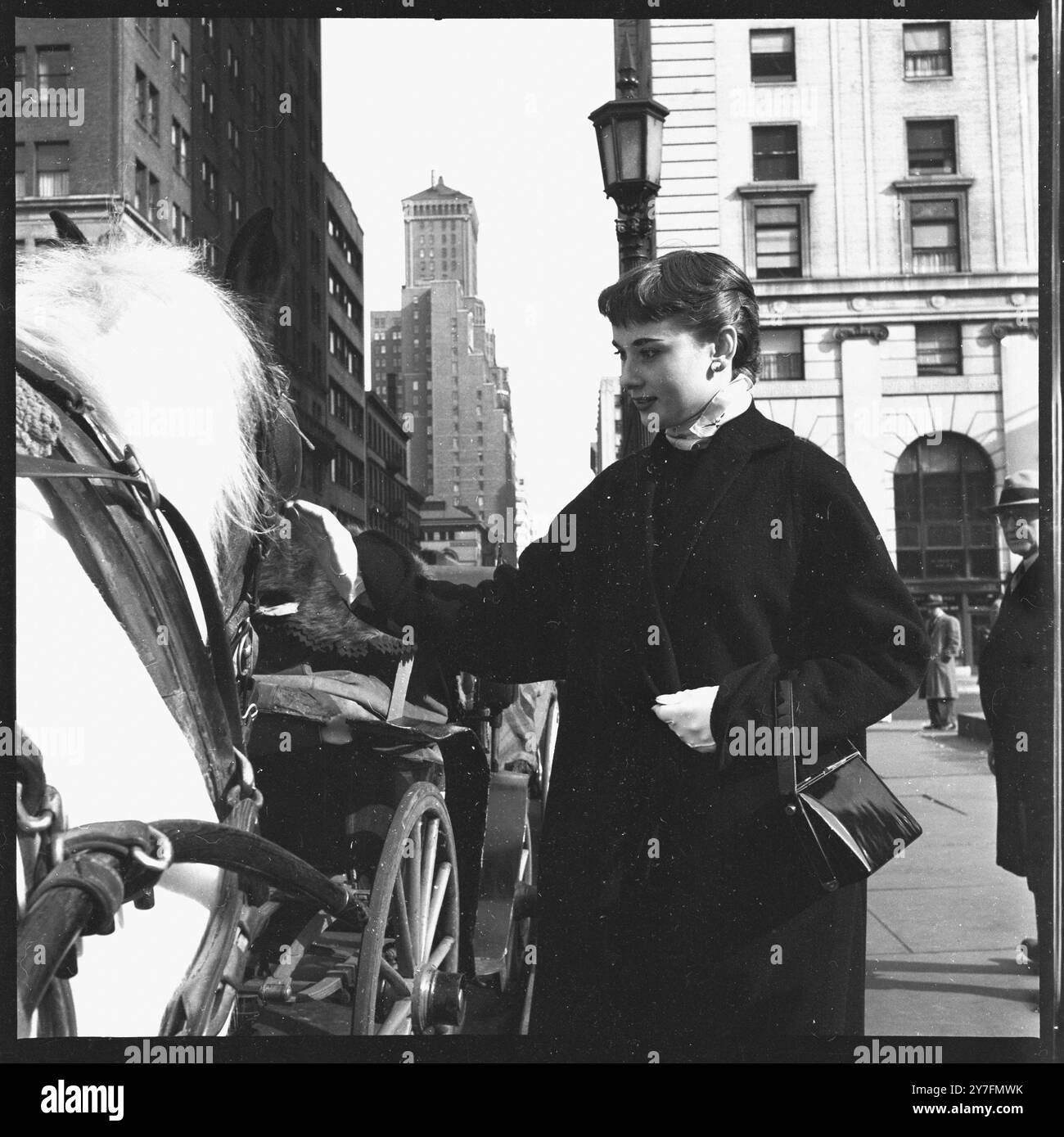 Audrey Hepburn besuchte 1952 New York, USA, wo sie 1952 in Gigi am Broadway in New York spielte. Sie ist auf dem Pferdekutschenstand am Central Park, Manhattan. Foto von George Douglas Stockfoto