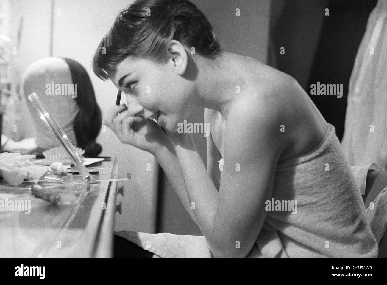 Audrey Hepburn macht eine Aufführung von Gigi in ihrer Garderobe am Broadway, New York, USA, wieder wett. 1952. Foto von George Douglas Stockfoto