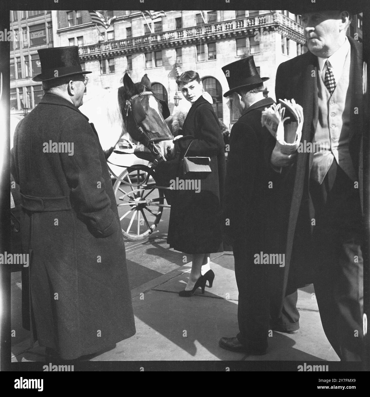 Audrey Hepburn besuchte 1952 New York, USA, wo sie 1952 in Gigi am Broadway in New York spielte. Sie ist auf dem Pferdekutschenstand am Central Park, Manhattan. Foto von George Douglas Stockfoto