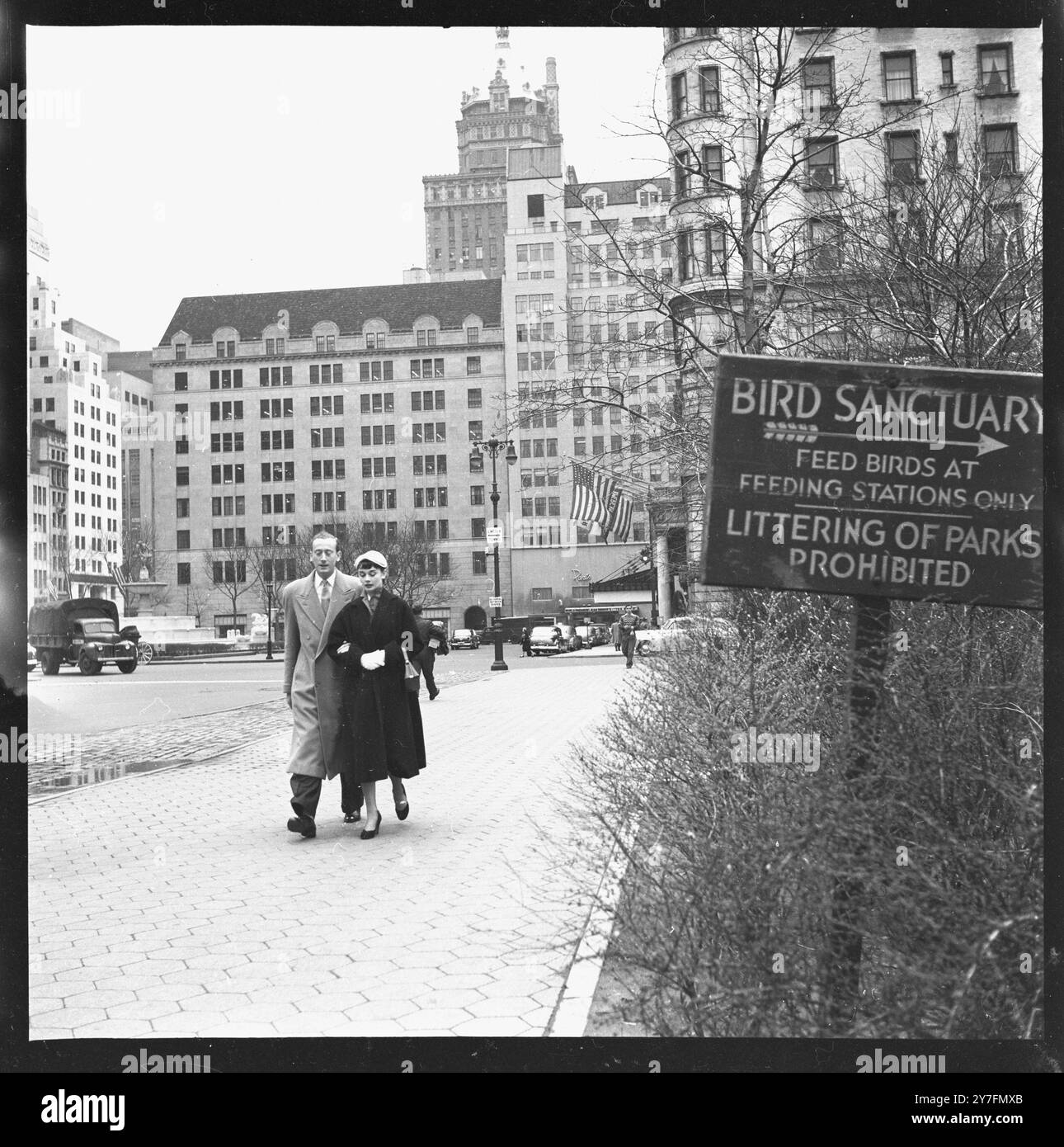 Audrey Hepburn besuchte 1952 New York, USA, wo sie 1952 in Gigi am Broadway in New York spielte. Sie ist mit ihrem Verlobten James Hanson zusammen, der später Lord Hanson wurde. Sie laufen in den Central Park, Manhattan. Foto von George Douglas Stockfoto