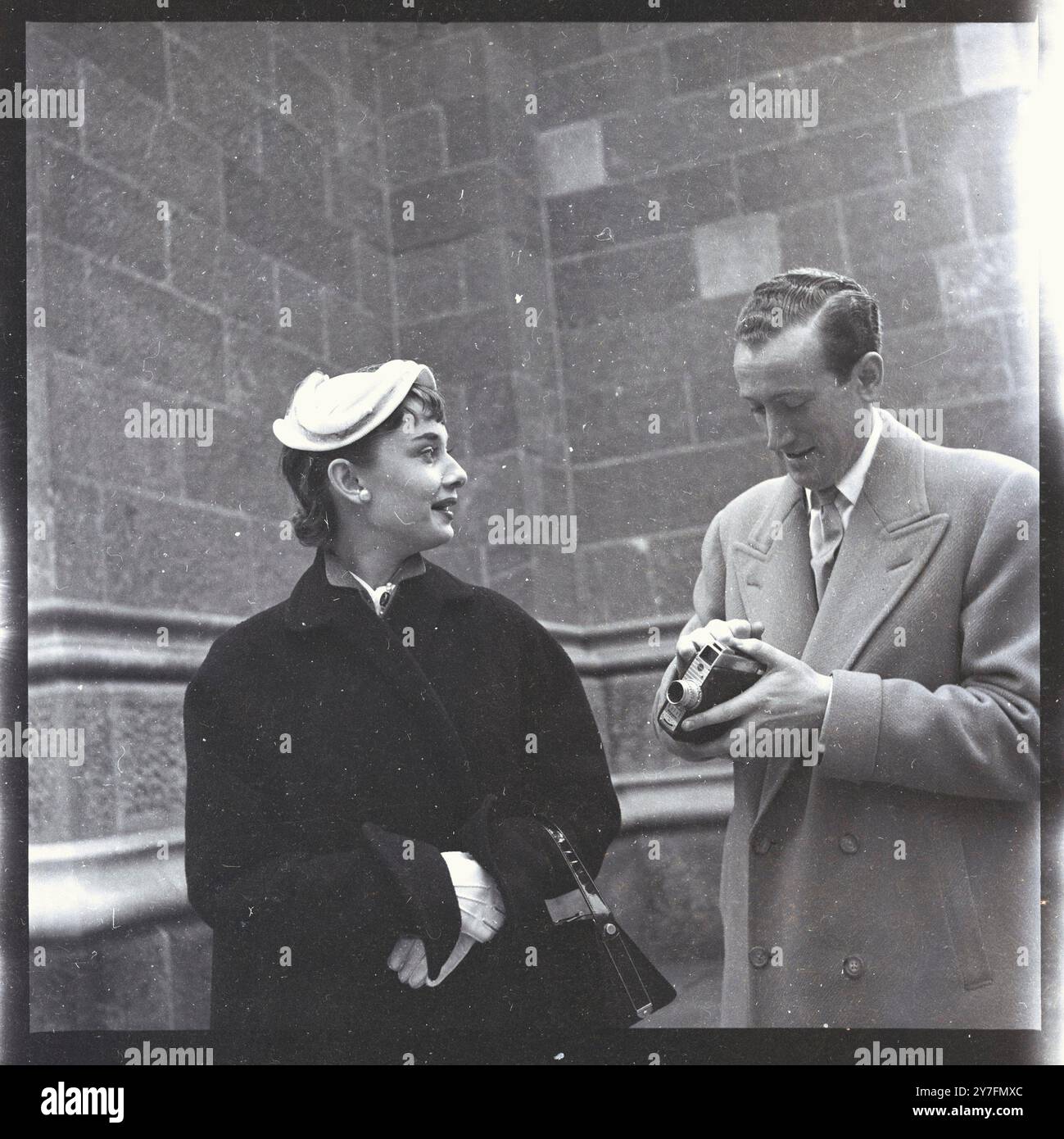 Audrey Hepburn besuchte 1952 New York, USA, wo sie 1952 in Gigi am Broadway in New York spielte. Sie ist mit ihrem damaligen Verlobten James Hanson (ein begeisterter Amateurfotograf) zusammen, der später Lord Hanson wurde. Sie sind im Rockerfeller Center. Foto von George Douglas Stockfoto