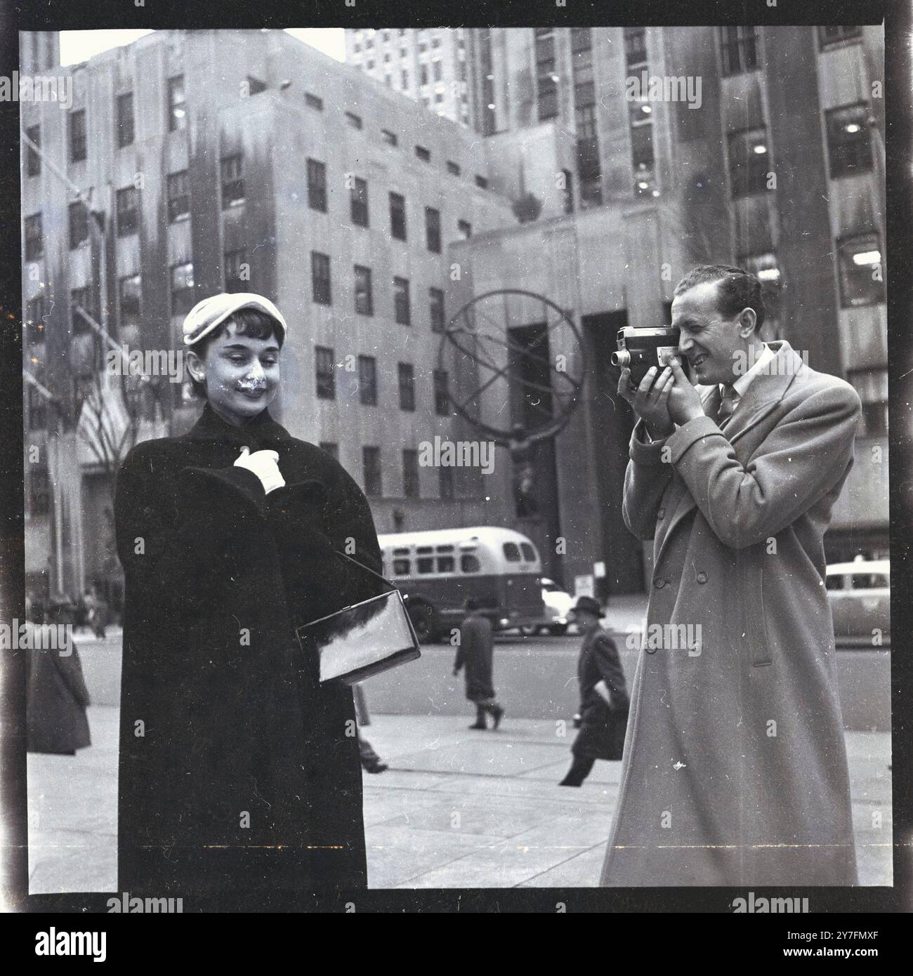 Audrey Hepburn besuchte 1952 New York, USA, wo sie 1952 in Gigi am Broadway in New York spielte. Sie ist mit ihrem damaligen Verlobten James Hanson (ein begeisterter Amateurfotograf) zusammen, der später Lord Hanson wurde. Sie sind im Rockerfeller Center. Foto von George Douglas Stockfoto