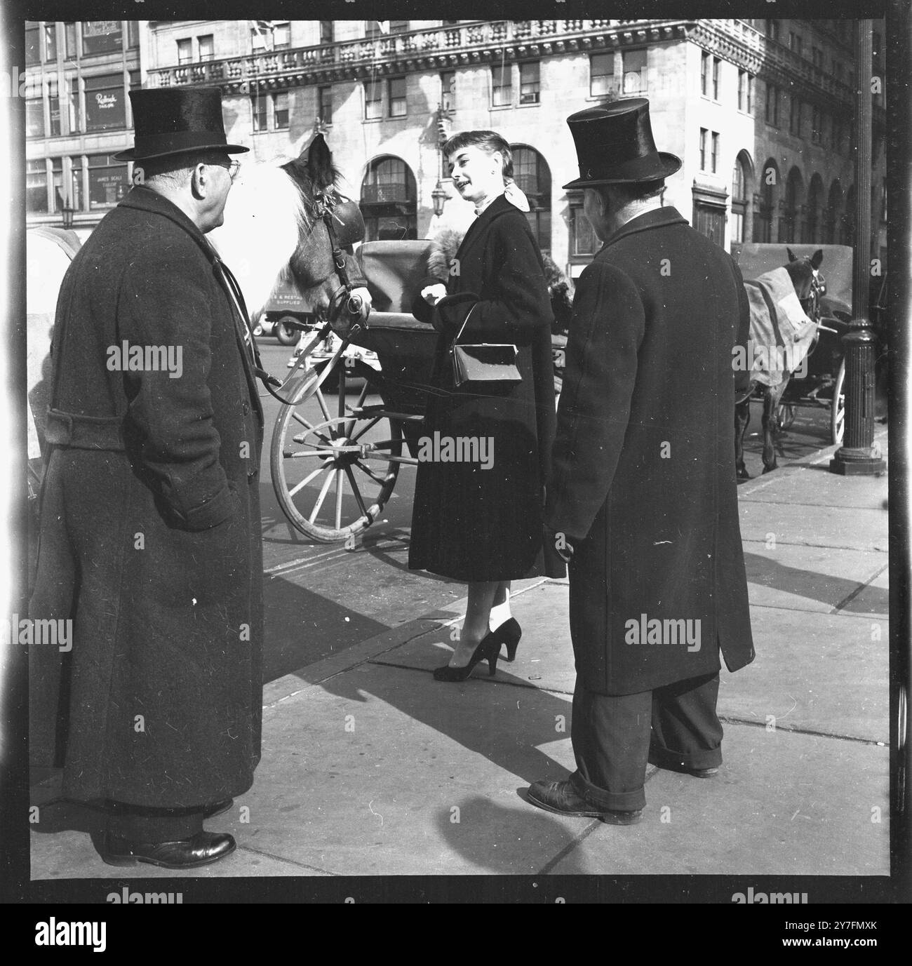 Audrey Hepburn besuchte 1952 New York, USA, wo sie 1952 in Gigi am Broadway in New York spielte. Sie ist auf dem Pferdekutschenstand am Central Park, Manhattan. Foto von George Douglas Stockfoto